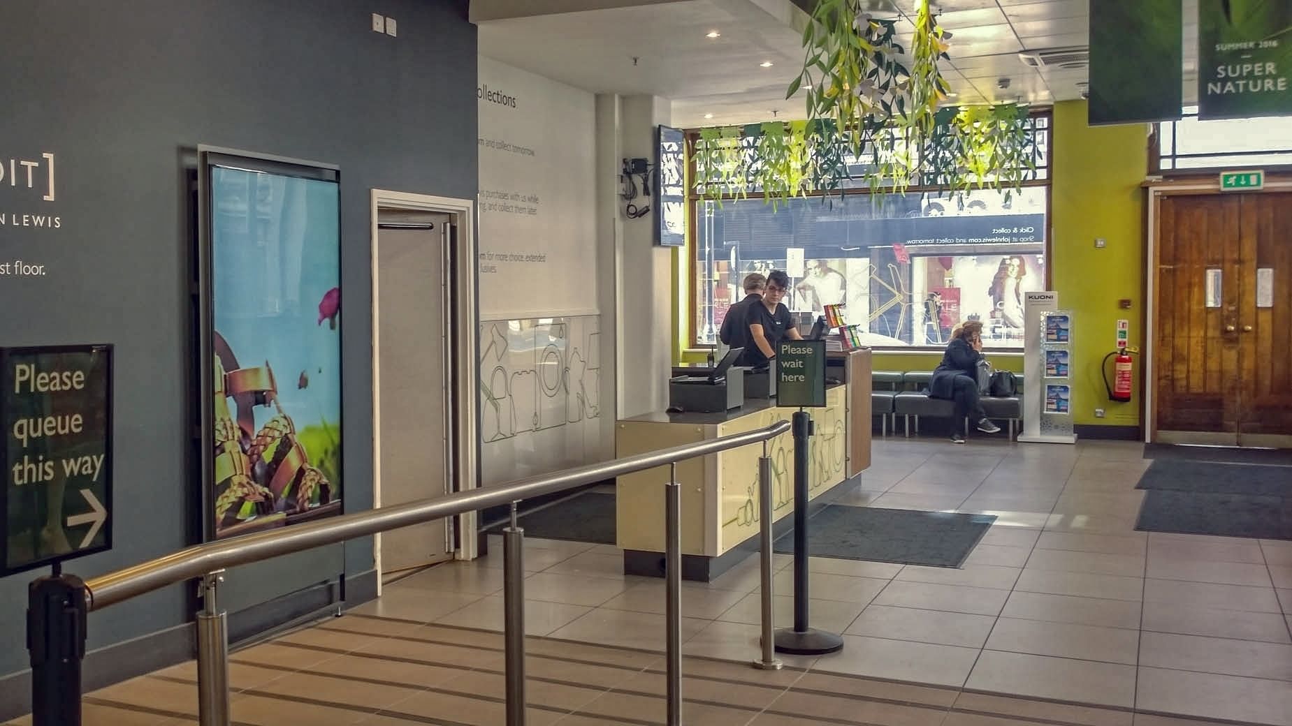 "Bitte hier anstellen": Click & Collect-Abholstation von John Lewis in London.