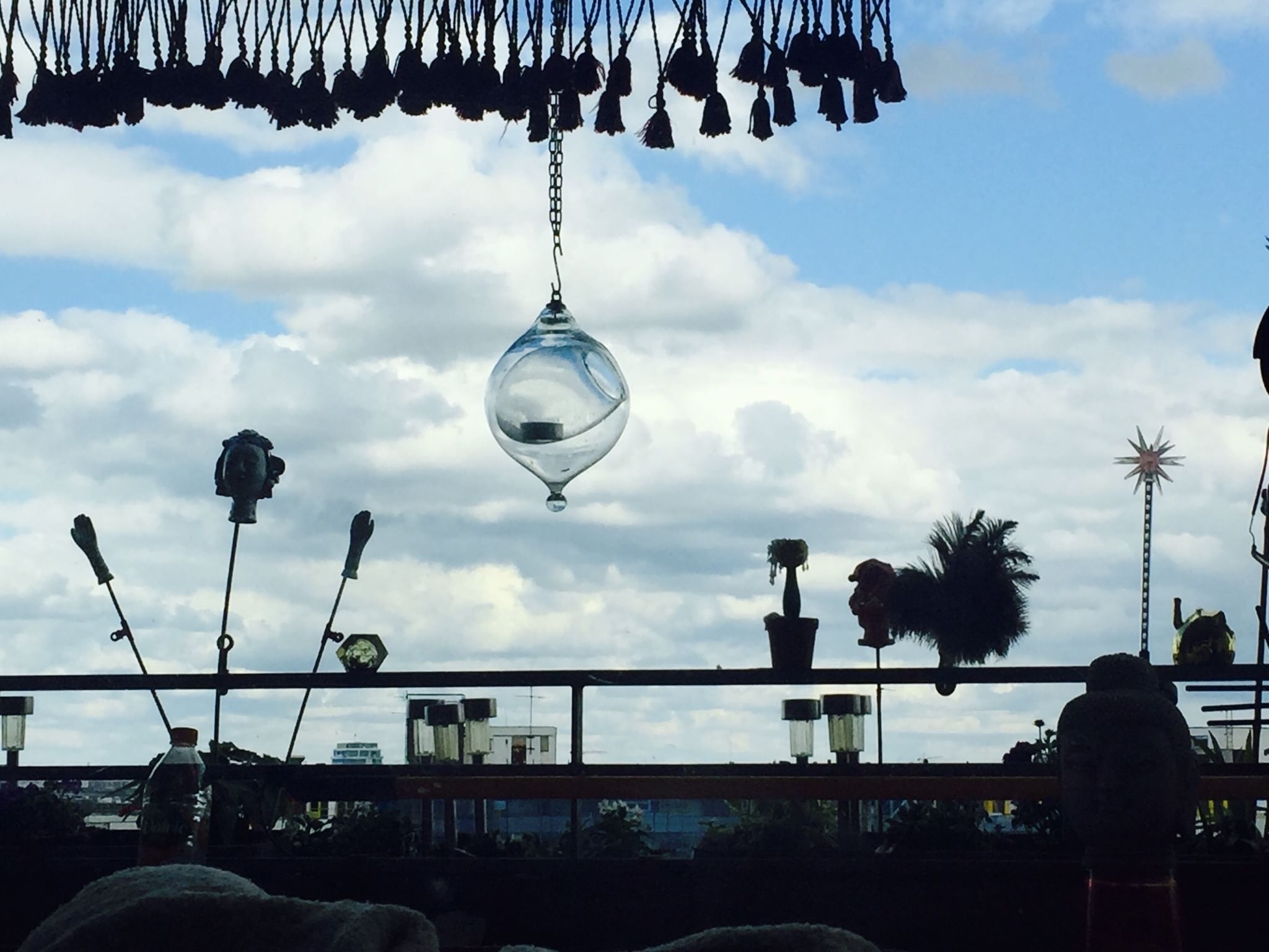 Zimmer mit Aussicht: Von seinem Balkonbett schaut Konrad direkt in den Himmel.