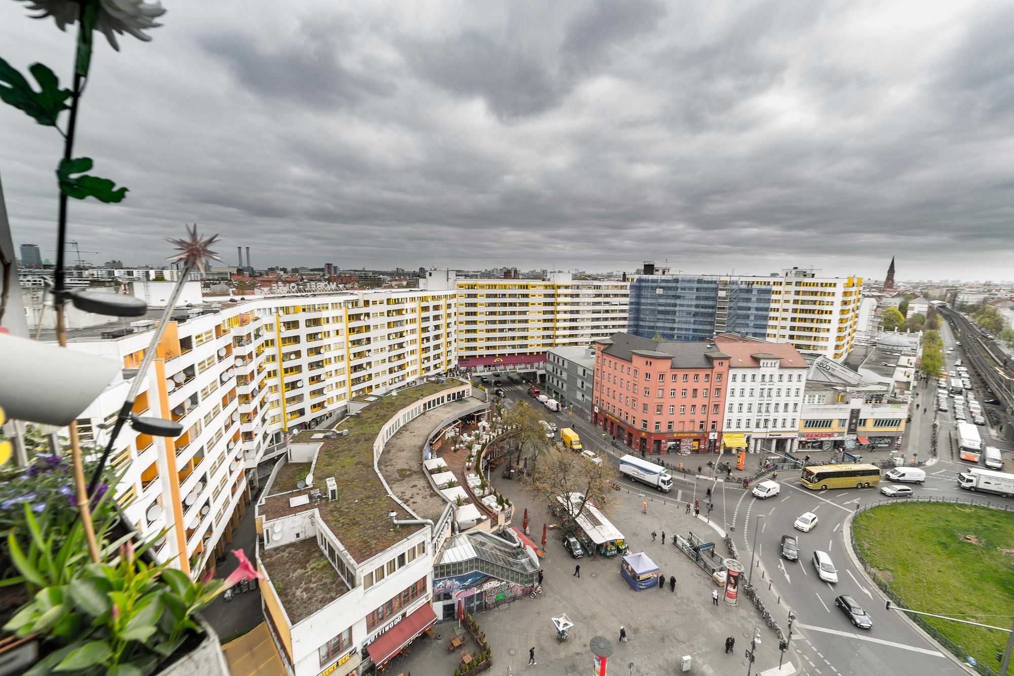 Der Platz rund um die U-Bahn-Station Kottbusser Tor: von oben wie ein buntes Wimmelbild.