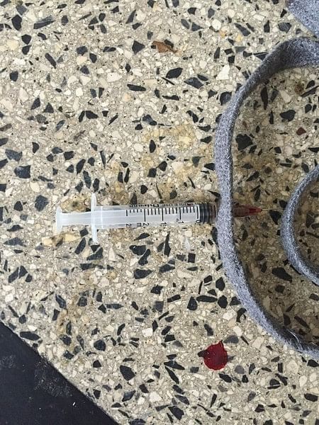 Die Drogen und der Kotti: kein neues Problem. Aber die Blutspuren und Spritzen im Treppenhaus schon.