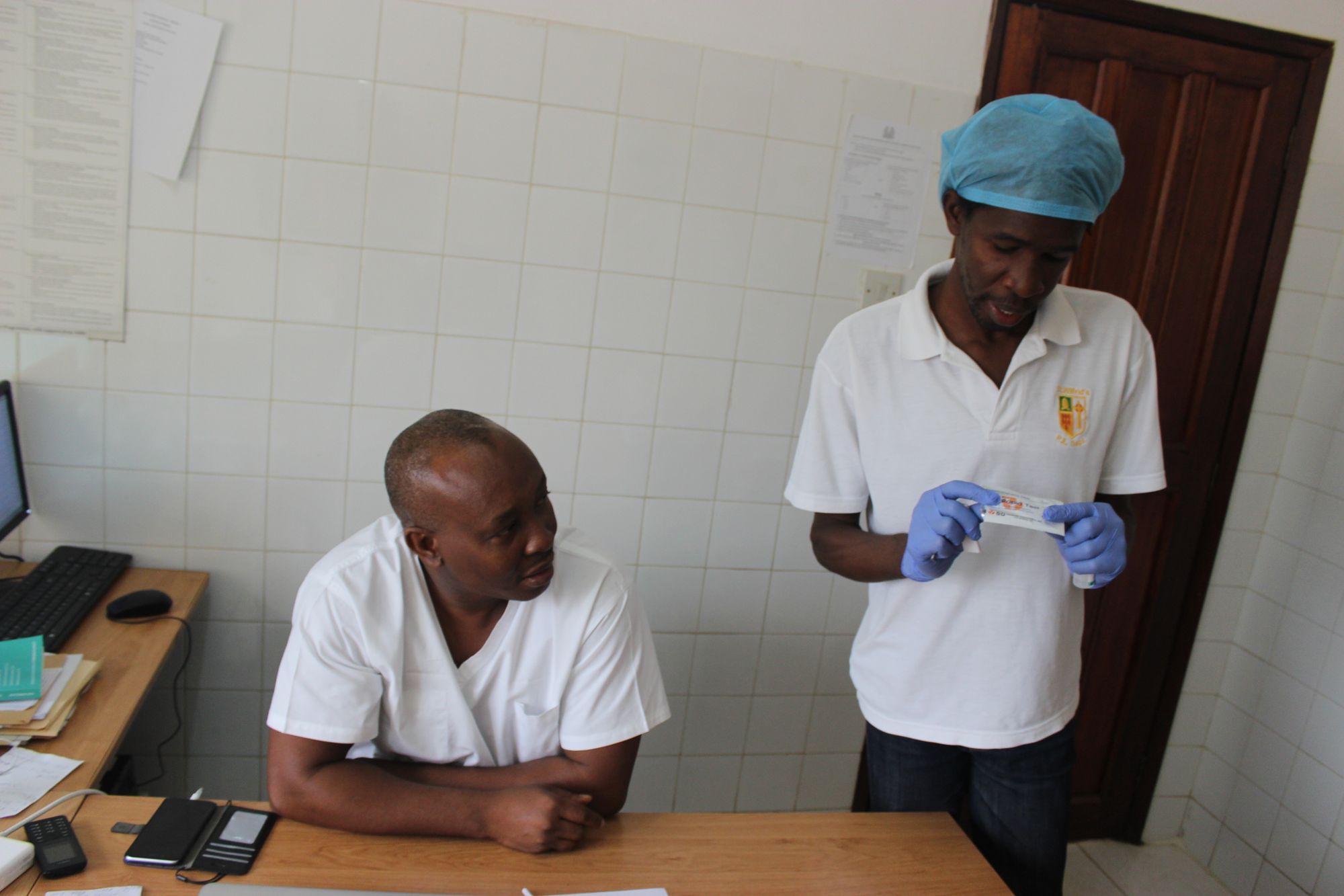 Dr. Touré und ein Pfleger mit dem Schnelltest