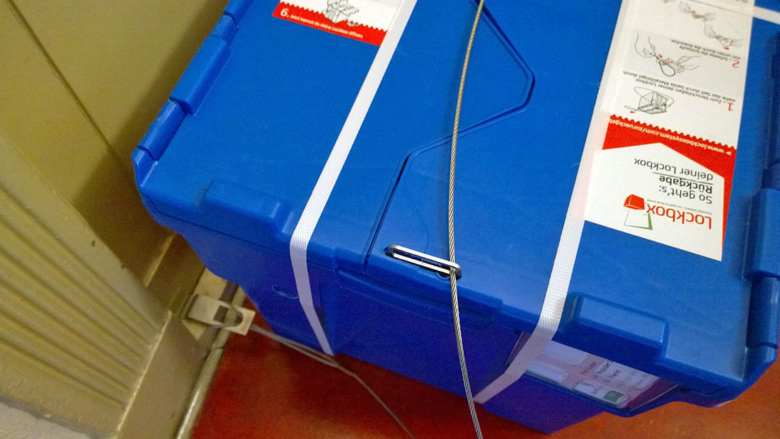 Die Box wird mit einem Stahlseil am "Anker" in der Tür befestigt - bis der Empfänger nach Hause kommt.