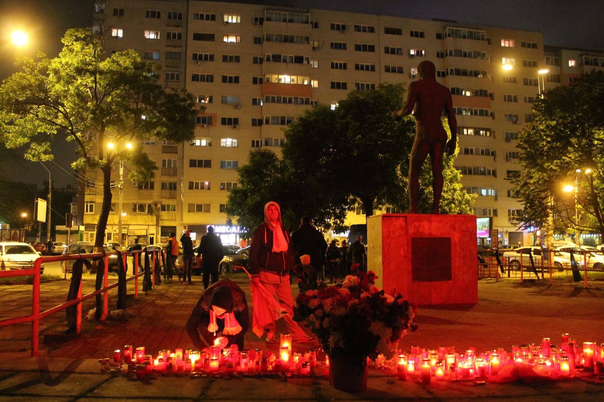 Am Tag nach dem Tod von Patrick Ekeng: Fans trauern vor dem Stadion von Dinamo.