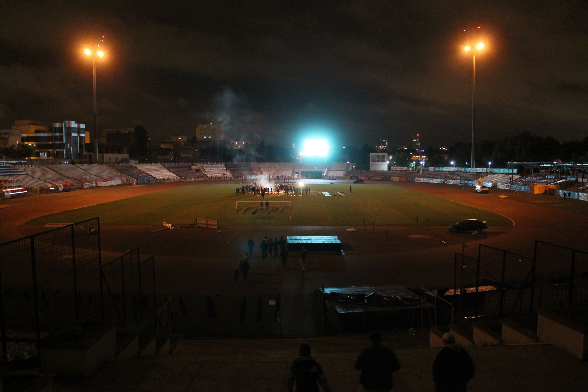 Am Tag danach: Hunderte kommen ins Stadion, stellen Kerzen im Mittelkreis auf.
