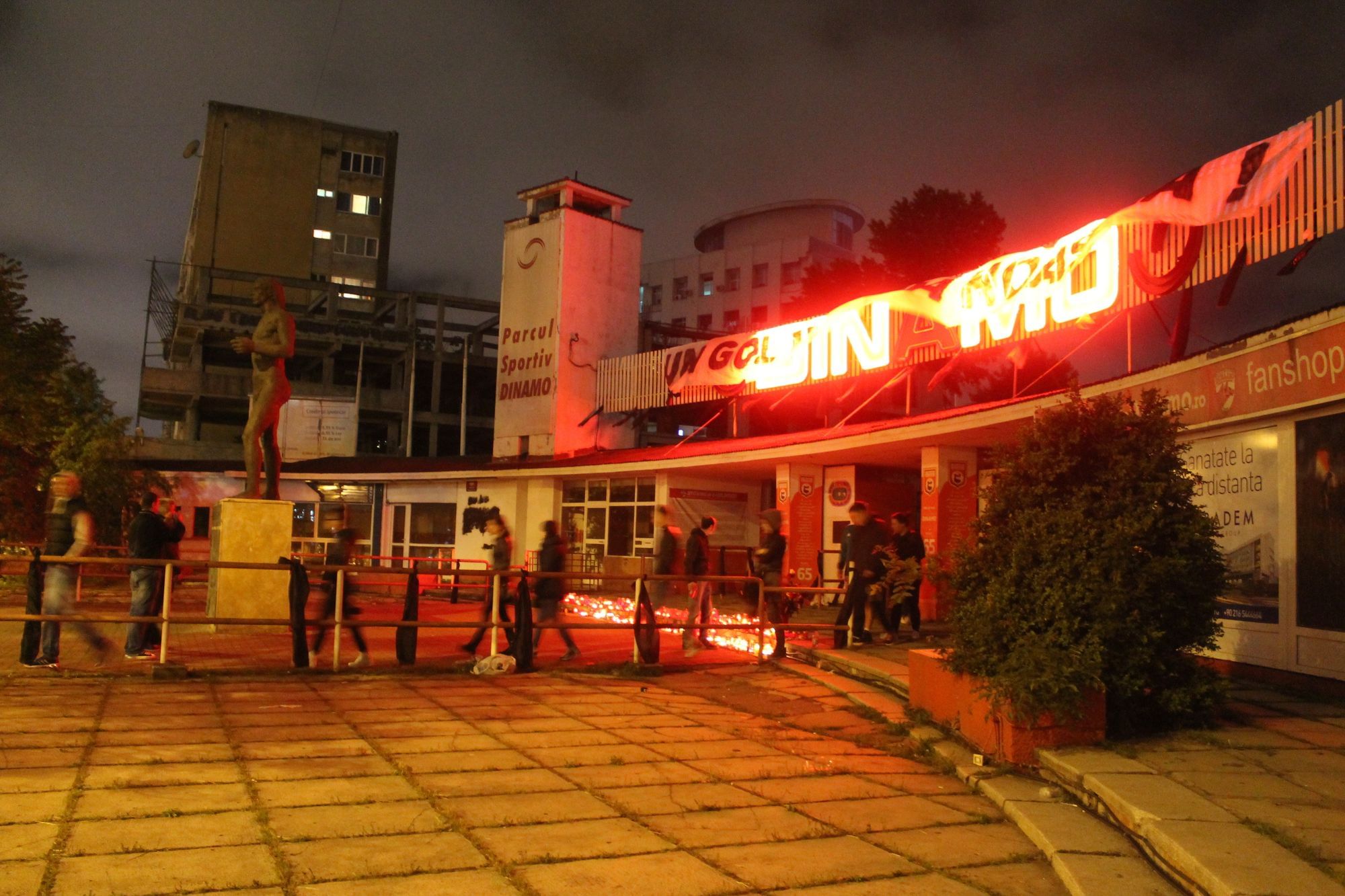 Haupteingang des Dinamo-Stadions. Im Hintergrund das Krankenhaus.