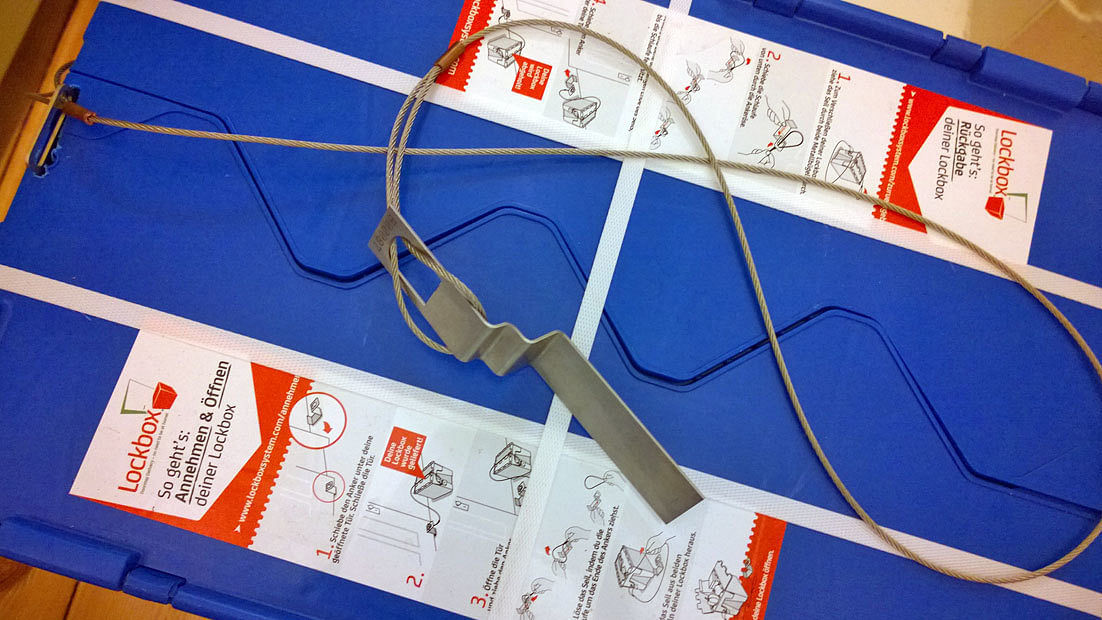 Der "Anker" ist eigentlich bloß ein Metallteil, das aber - je nach Tür - einmal zurechtgebogen werden muss.