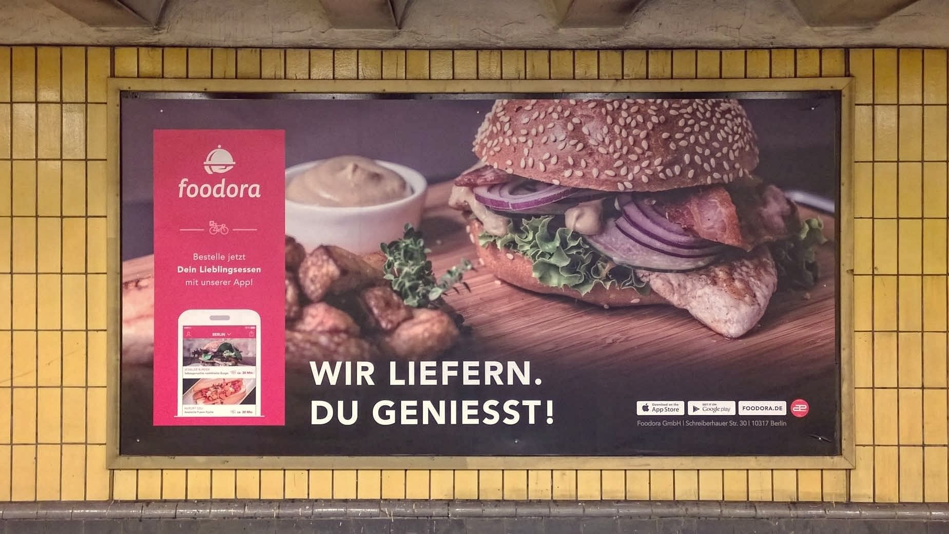 Foodora liefert sich mit Deliveroo eine wahre Plakatschlacht und mietet dafür auch mal sämtliche Flächen in U-Bahn-Stationen (z.B. in Berlin).