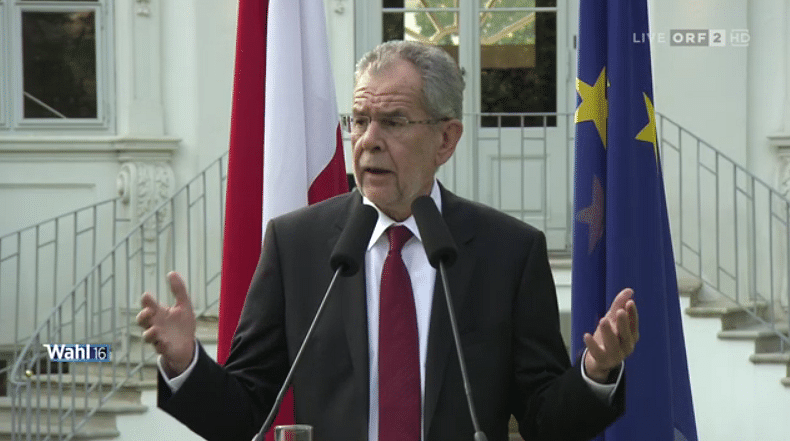 Der designierte Bundespräsident Alexander Van der Bellen gibt sich in seiner ersten Pressekonferenz betont staatsmännisch.