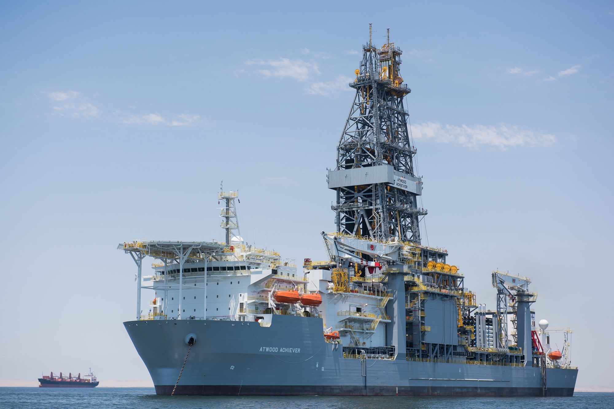 Gerade in der südkoreanischen Daewoo-Werft vom Stapel gelaufen, ist das Bohrschiff Atwood Achiever auf dem Weg in die Gewässer vor der Westsahara.