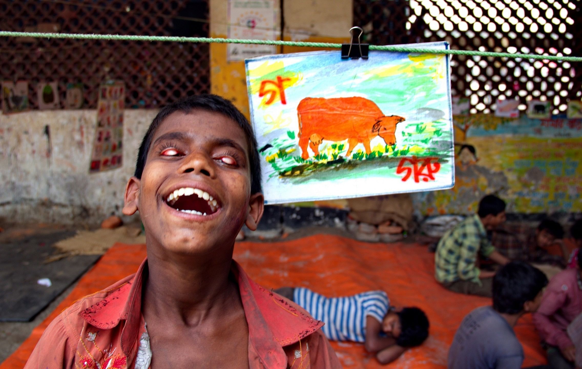 Der Junge ist blind. Die gemeinnützige Organisation Aparajeyo-Bangladesh kümmert sich um Schulbildung für die Straßenkinder.
