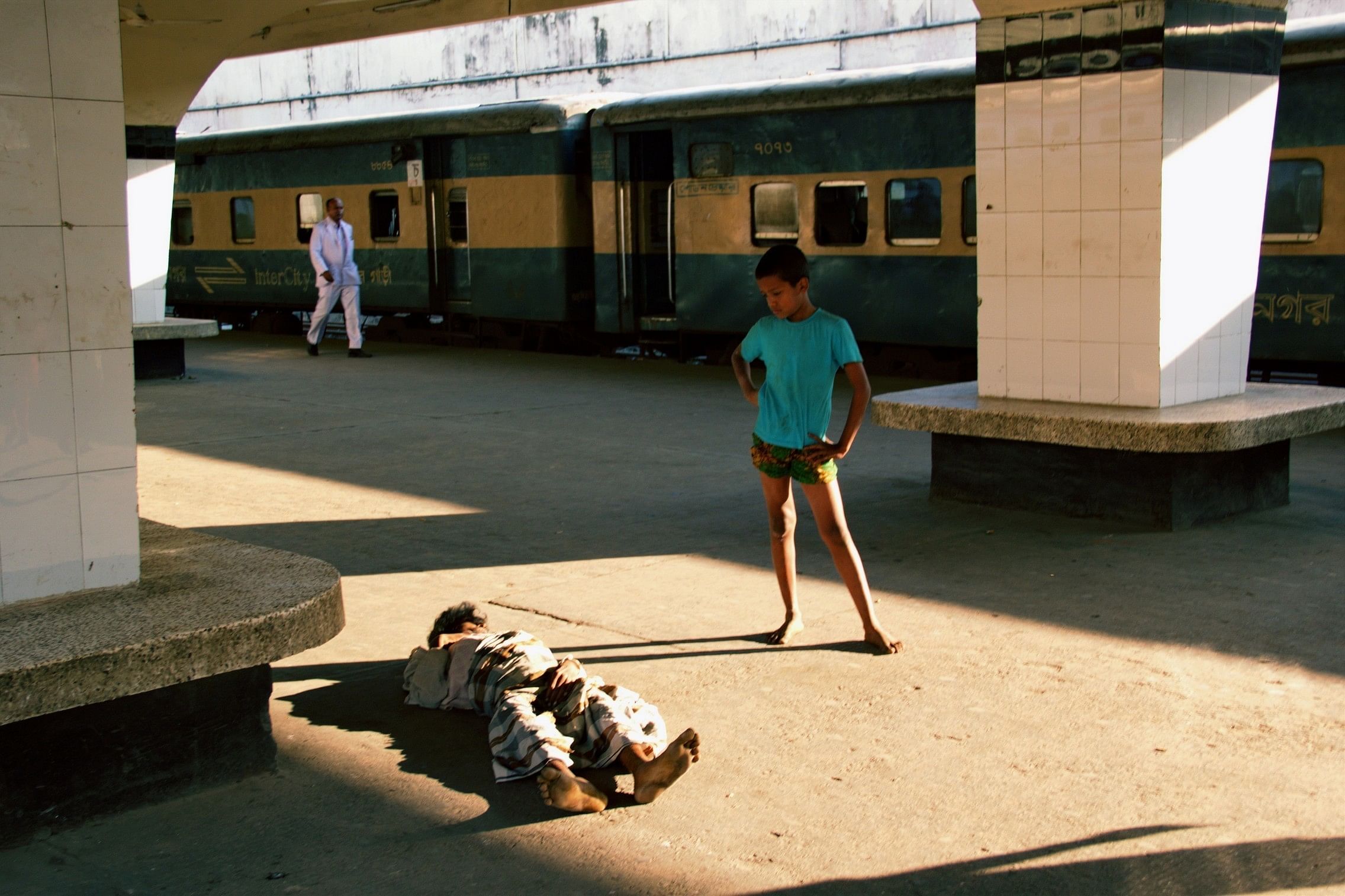 Es war sechs Uhr am Morgen, als ich die Leiche von Kuddus entdeckte. Der Bahnhof Kamalapur war der Ort seiner Geburt und seines Todes. Seine Familie kannte er nicht, erzählen die Leute.