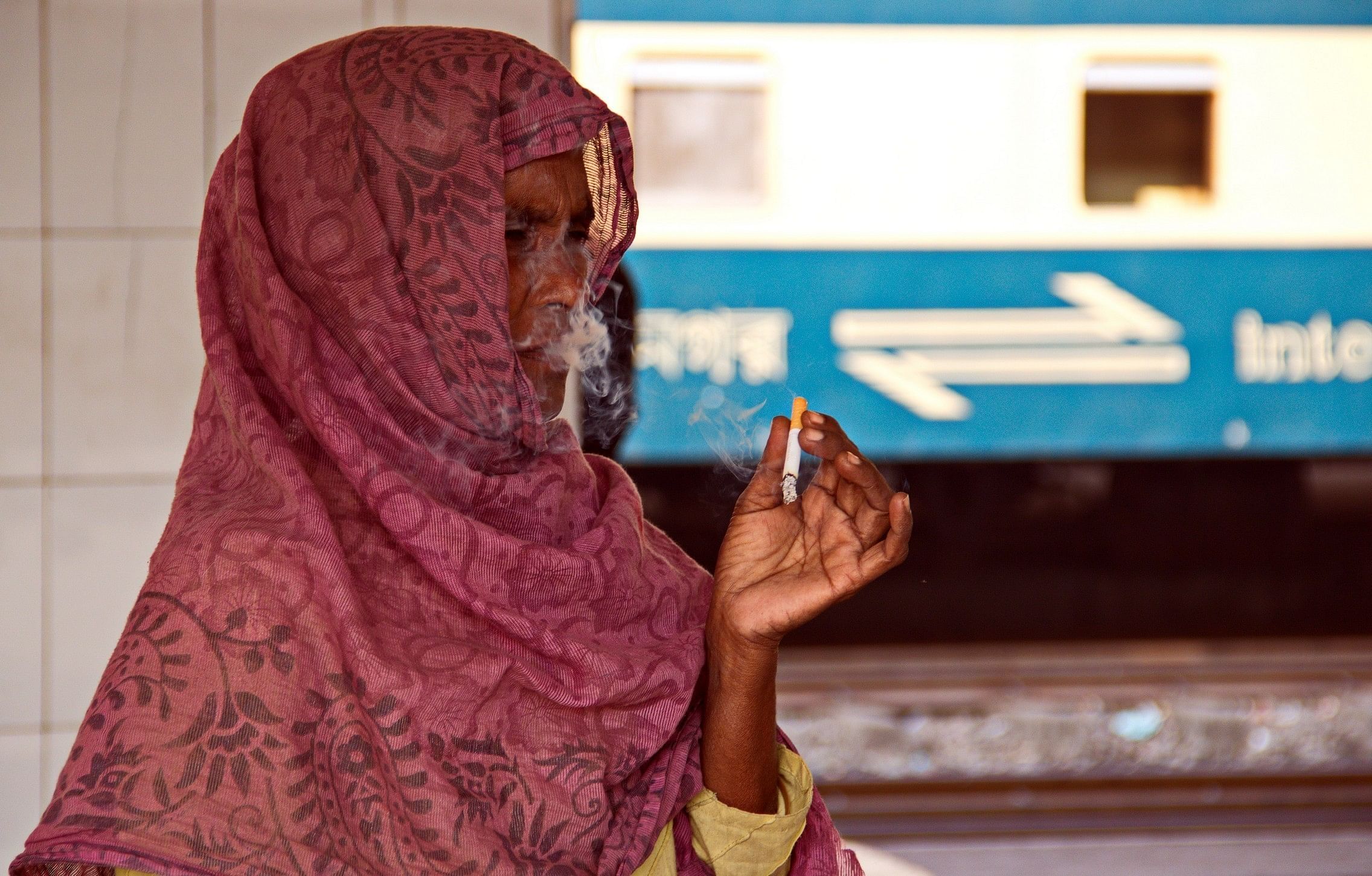 Ein seltener Anblick in Bangladesch: Rauchende Frauen sind hier tabu. Diese obdachlose Frau lebt im Bahnhof.
