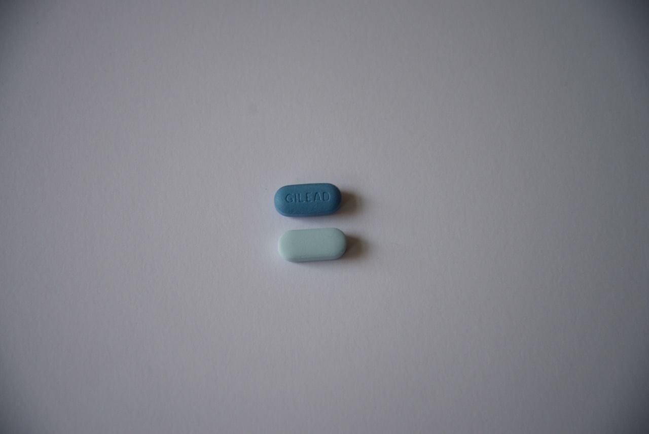 Äuf den ersten Blick wirkt der Unterschied zwischen der Original-Pille der Firma Gilead (oben) und dem Truvada-Generikum namens Tenvir-EM (unten) marginal. In Wahrheit aber ist er riesengroß: Während eine Truvada-Pille umgerechnet knapp 27 Euro kostet, ist eine Tenvir-EM-Tablette nur 1,64 Euro teuer.
