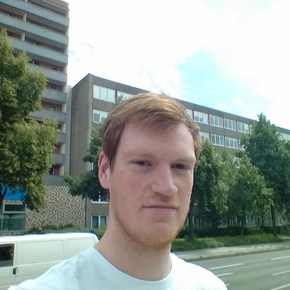 Henning ist 25 Jahre alt und studiert Elektrotechnik an der Brandenburgischen Technischen Universität Cottbus-Senftenberg. Der gebürtige Magdeburger macht gerade seinen Master.