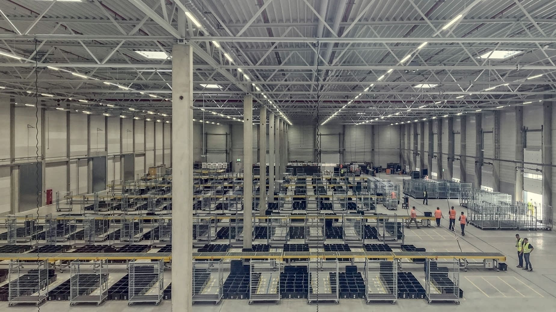 Bis Ende 2016 sollen sich im Berliner Verteilzentrum 148 Mitarbeiter um die Sortierung von Amazon-Paketen kümmern.