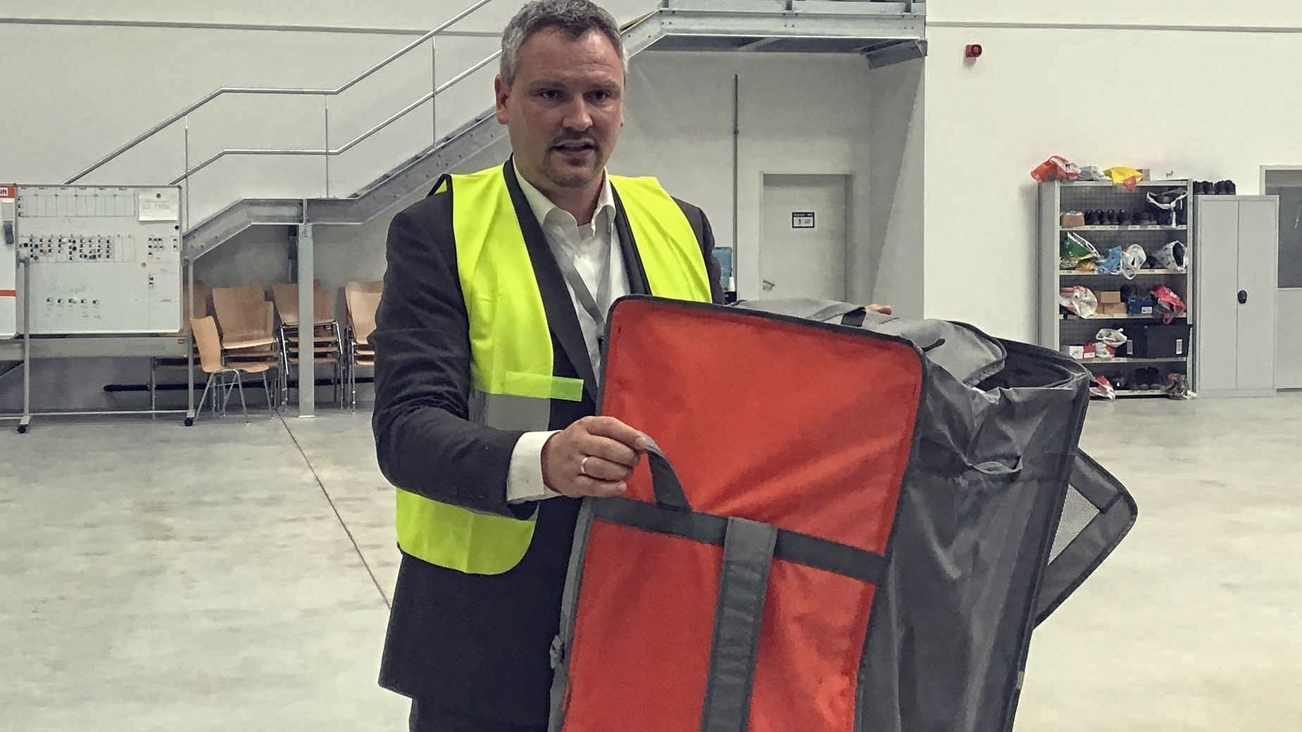 Paket-Rucksäcke mit Reißverschlussdeckel sollen den Kurieren die Arbeit erleichtern, weil dann die Hände frei bleiben, wie Amazon-Logistics-Chef Bernd Schwenger (Foto) erklärt.