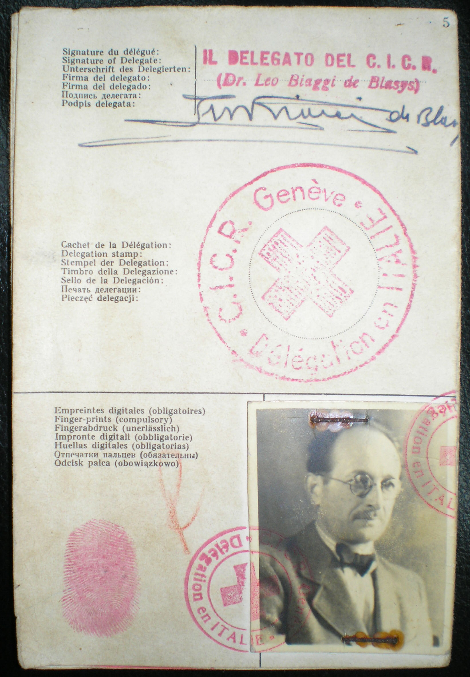 Der Pass, mit dem Adolf Eichmann mit Hilfe des Roten Kreuzes unter dem Namen Ricardo Klement in Argentinien verschwand.