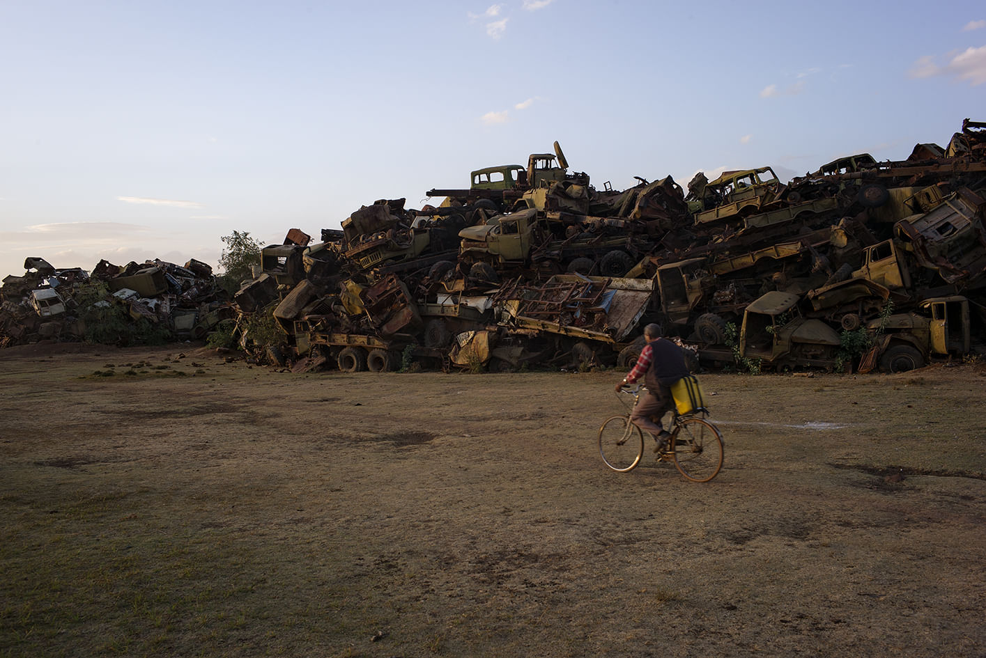 Gepanzerte Fahrzeuge aus 30 Jahren Krieg, gesammelt außerhalb von Asmara. 