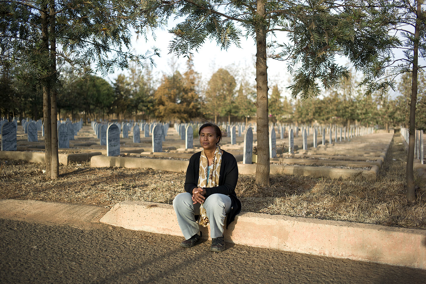Veteranin Kalshu Mohamed auf dem Märtyrer-Friedhof.