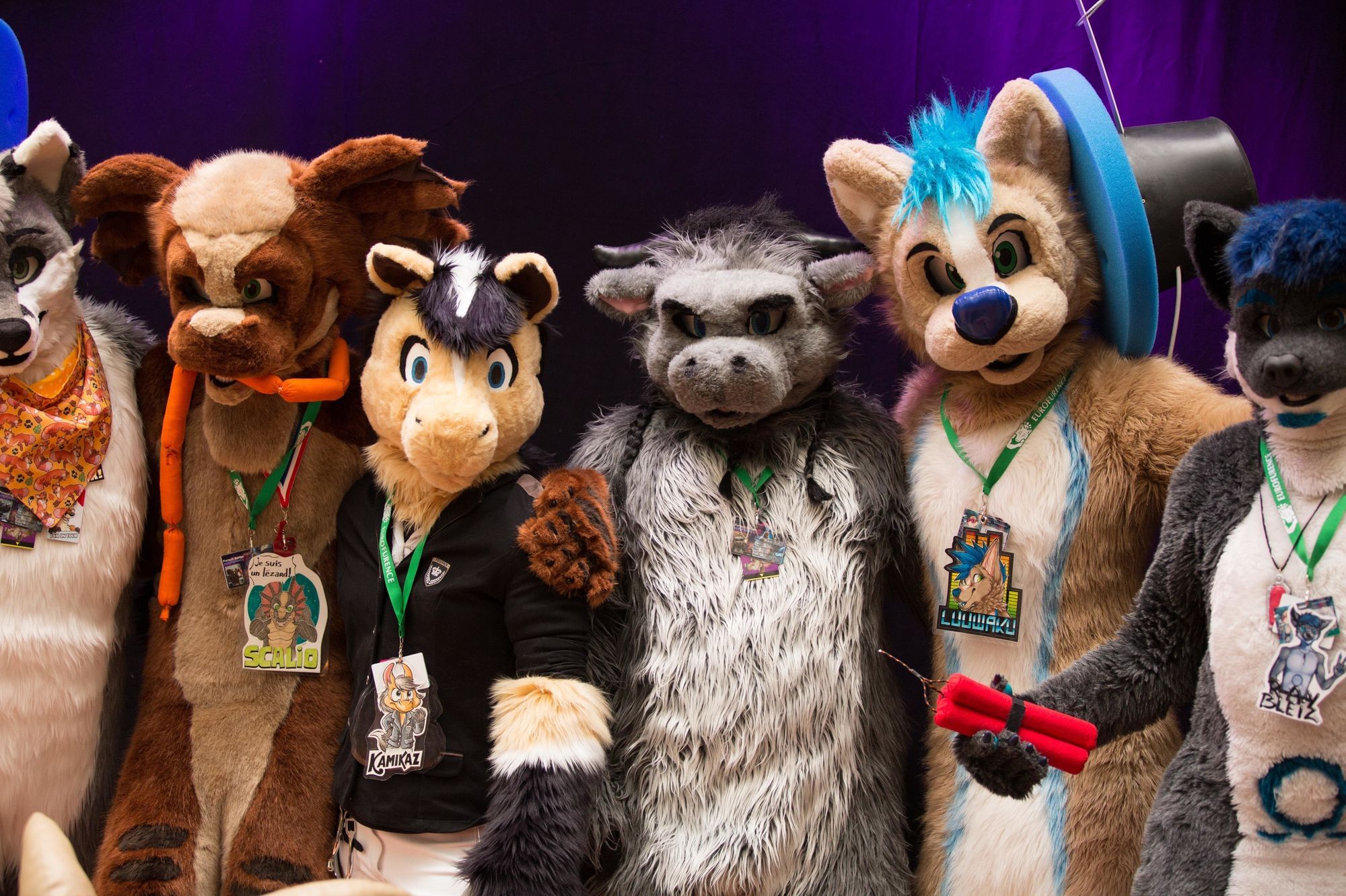 Furries posen gern und in jede Kamera. Wer im normalen Leben schüchtern ist, kann, sobald er oder sie im Kostüm steckt, alle Hemmungen fallen lassen.
