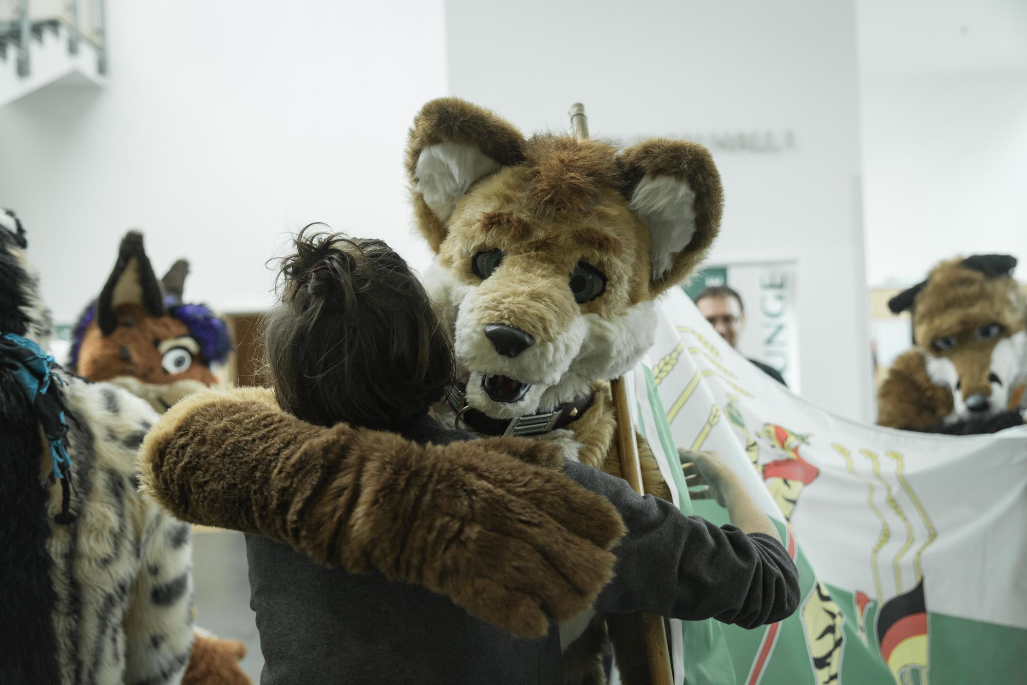 Einmal umarmen, bitte. Auf der "Eurofurence", Europas größtem Treffen für "Furries", ganz normal. Ich probiere es gleich mal aus und herze Keno, den Furry-Polizeifuchs.