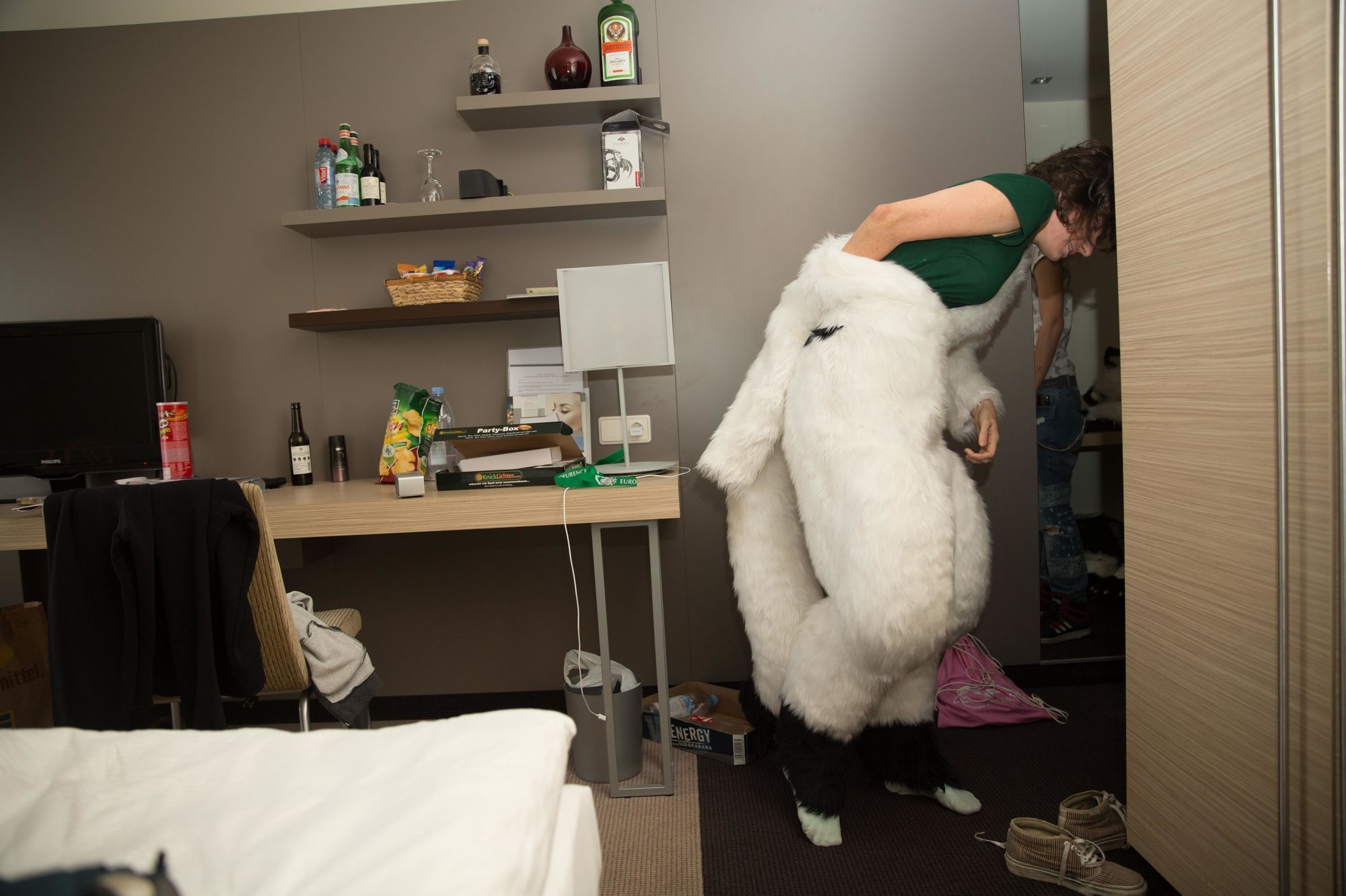 Pfoten, Ganzkörperanzug, es fehlen noch Tatzen und der Kopf: Ich schlüpfe in meinen geliehenen "Fursuit".