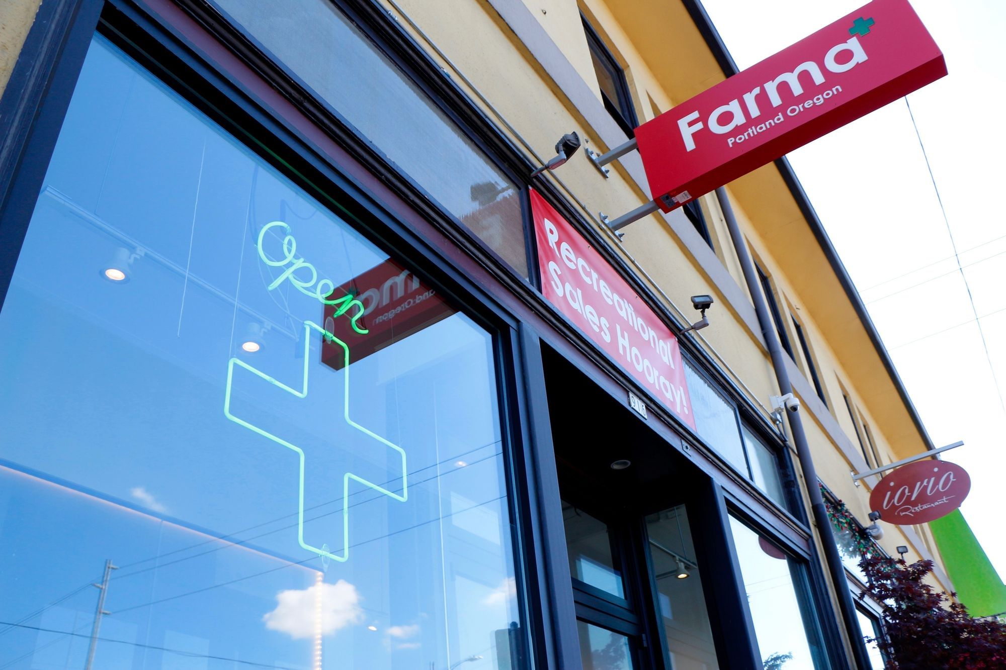 Das grüne Kreuz und der Name Farma erinnern an eine Apotheke, eigentlich ist es aber ein lizensierter Cannabis-Laden.