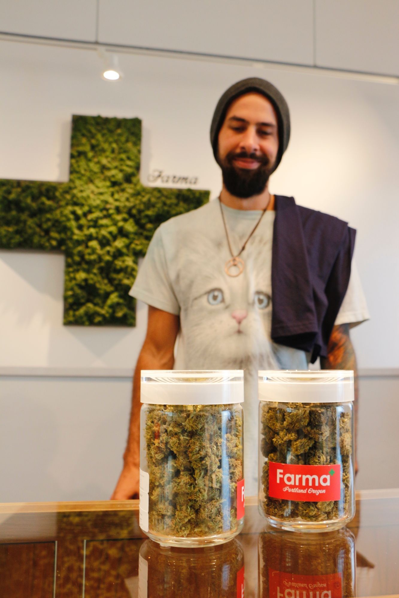 Die hippen Verkäufer bei Farma müssen eine Liebe zur Cannabis-Pflanze mitbringen.