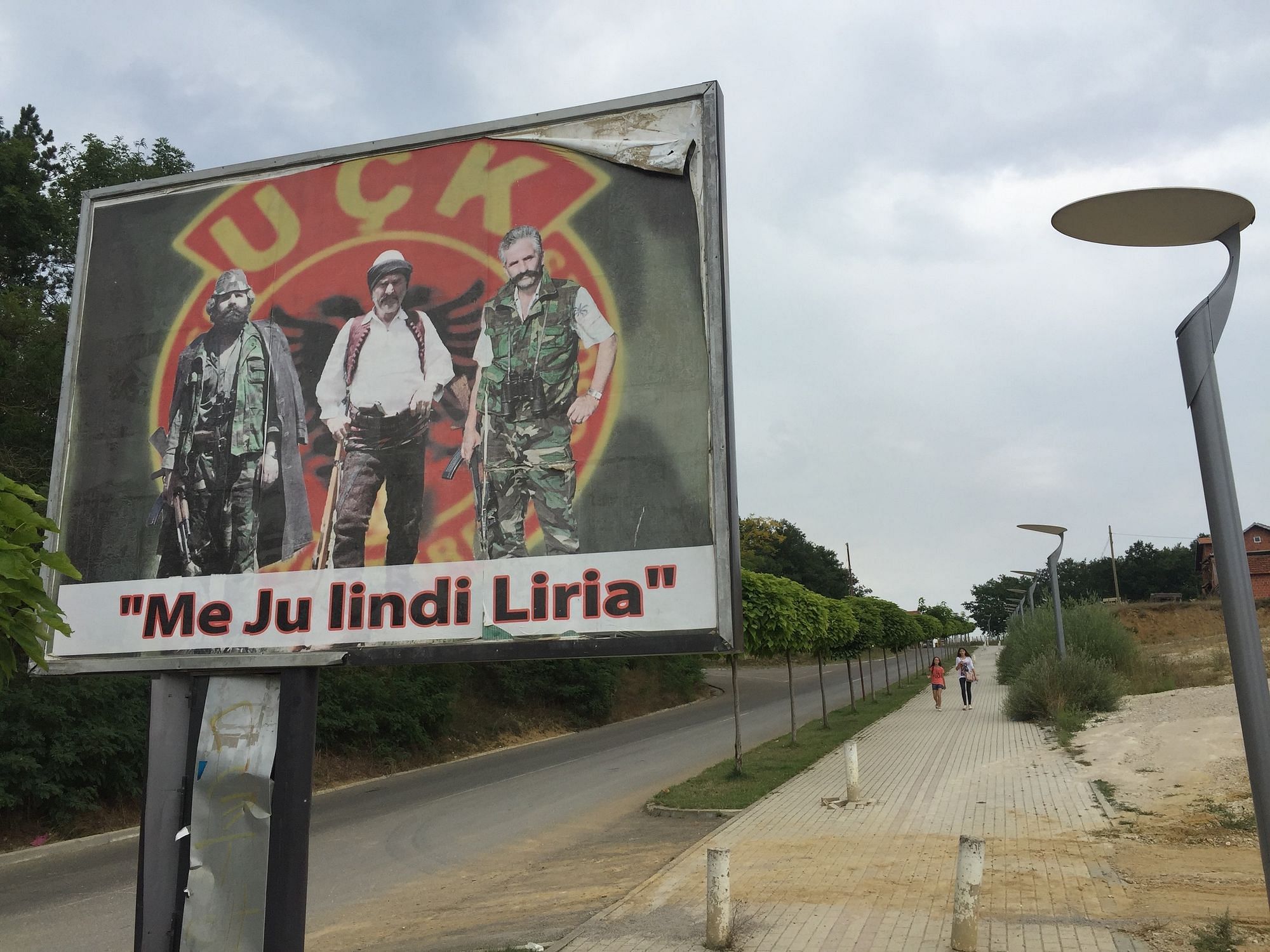 Adem Jashari (links) auf einem Plakat mit Vater (Mitte) und Bruder
