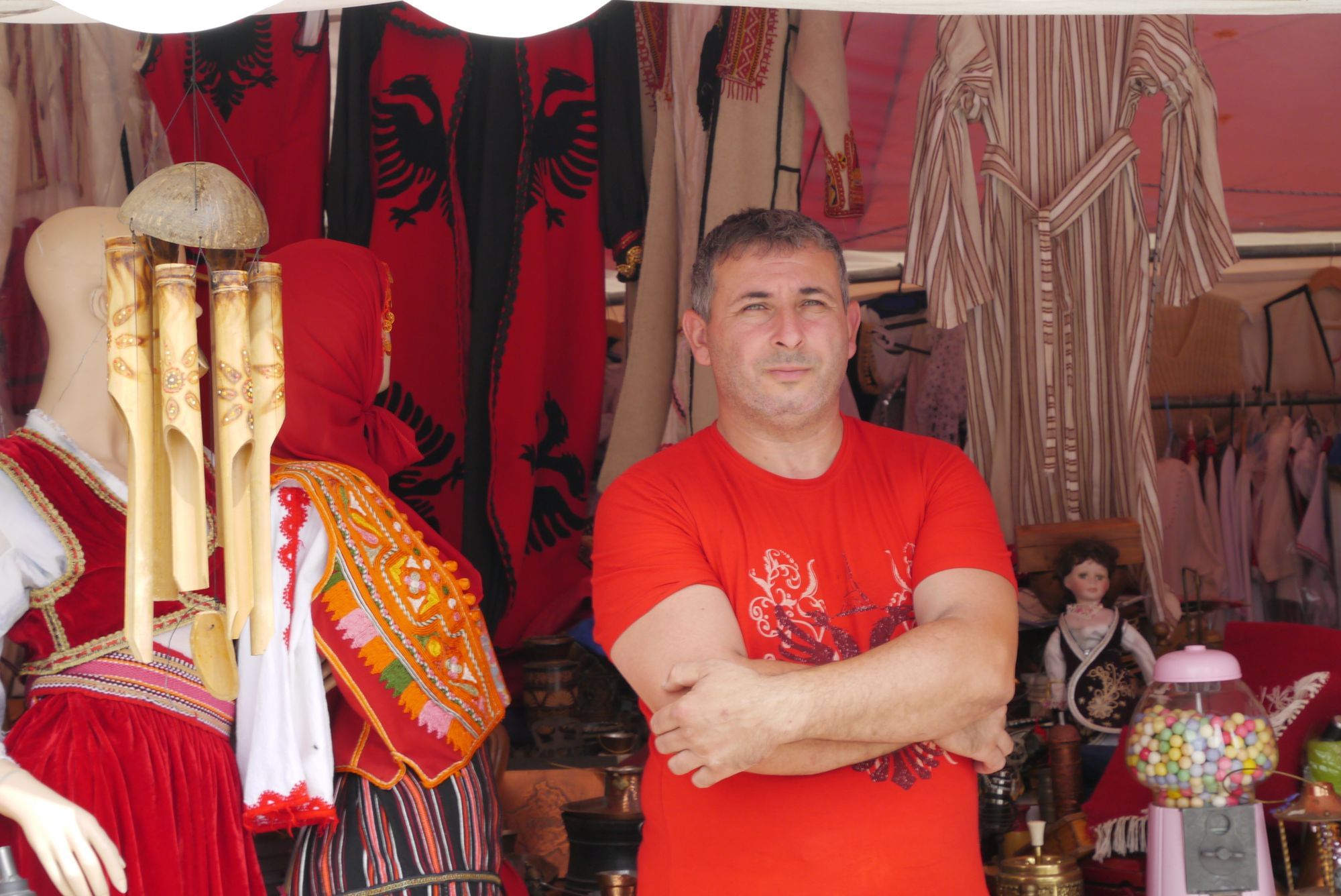 Adnan verkauft Albanien-Merchandise