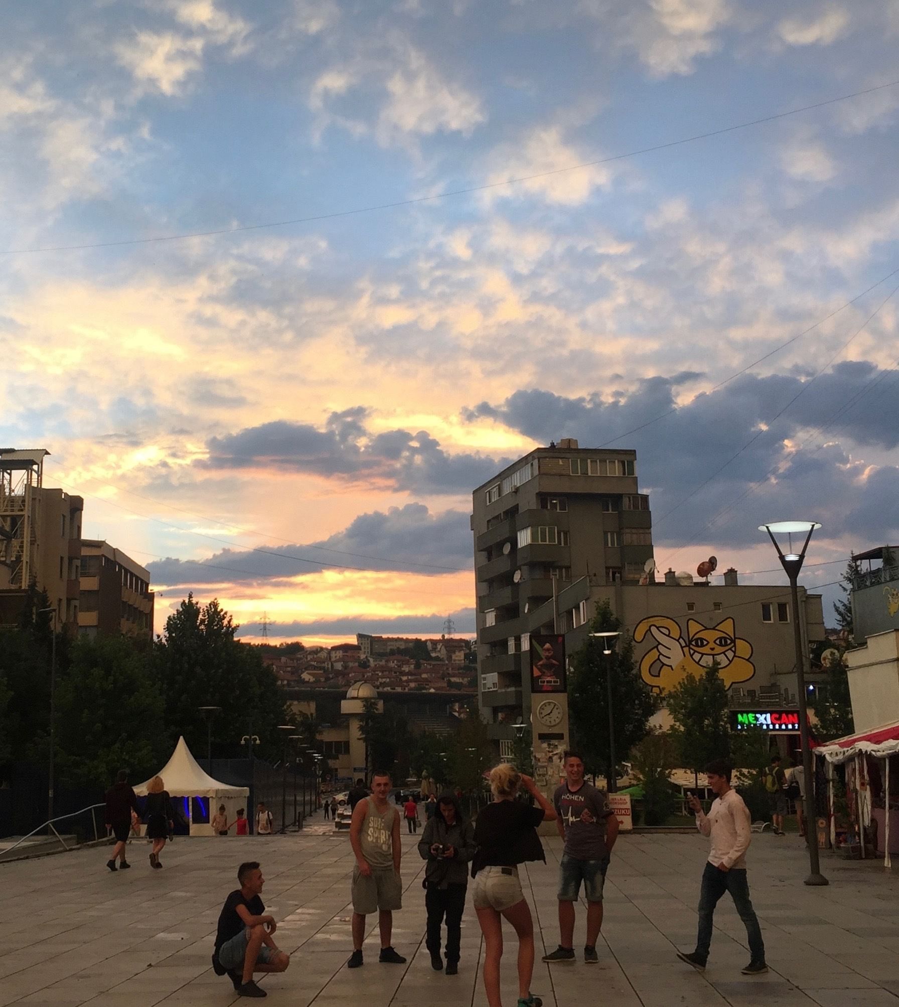 Am Mutter-Theresa-Boulevard in Prishtina