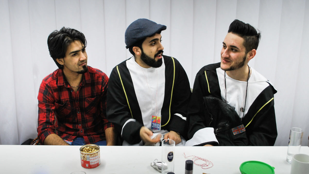 Abdul (links) und zwei seiner Bandkollegen vor ihrem Auftritt: Mahmoud aus Syrien (Mitte) und Bazzam aus dem Irak, die beiden gehen heute als Pinguine.