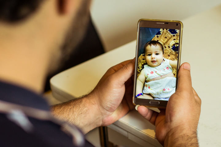 Seine jüngste Tochter Sara kennt Mostafa nur von seinem Handy-Display.