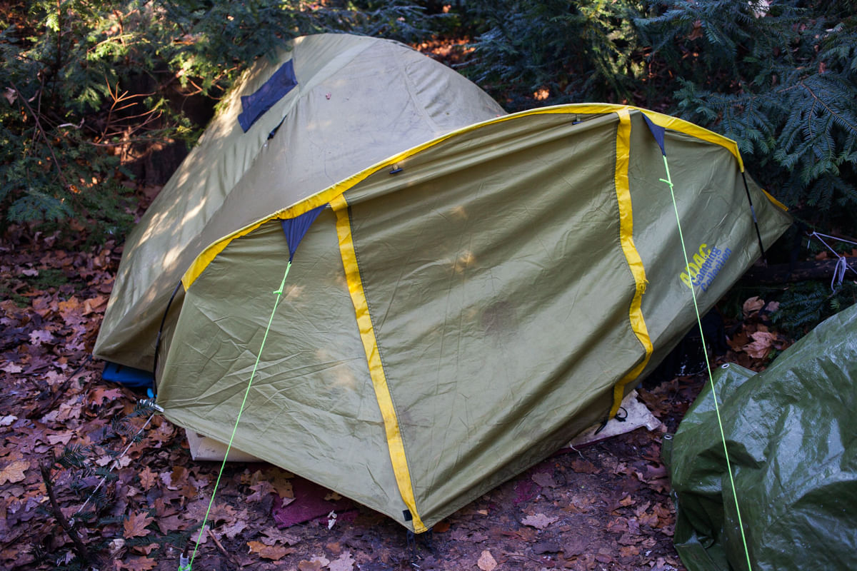 Mitten im Tiergarten, hinten im Dickicht, man läuft fast dran vorbei: Eines der beiden windschiefen Zelte, die wir entdecken.
