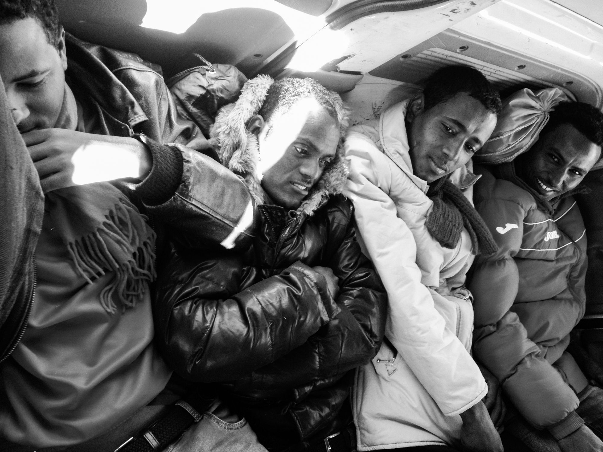 Auf der Flucht im Transporter (von links nach rechts: Mahari, Melake, Awet, Tesfu)