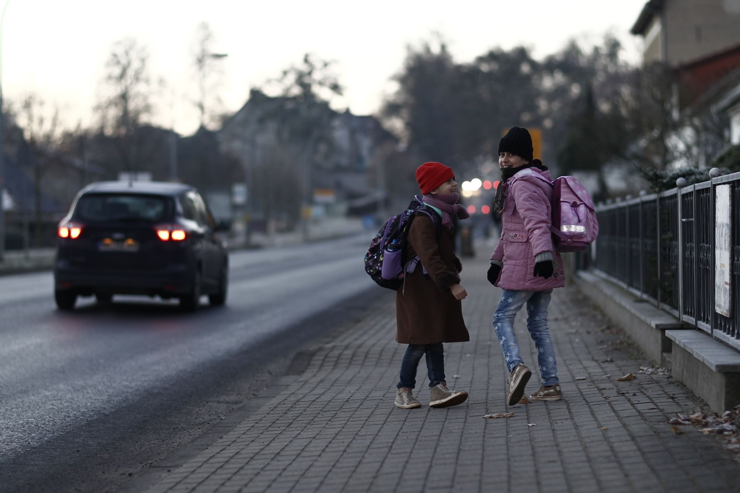 Die Mädchen sind zu einer kleinen Attraktion geworden: Manchmal schauen Leute aus den Fenstern und winken ihnen nach.