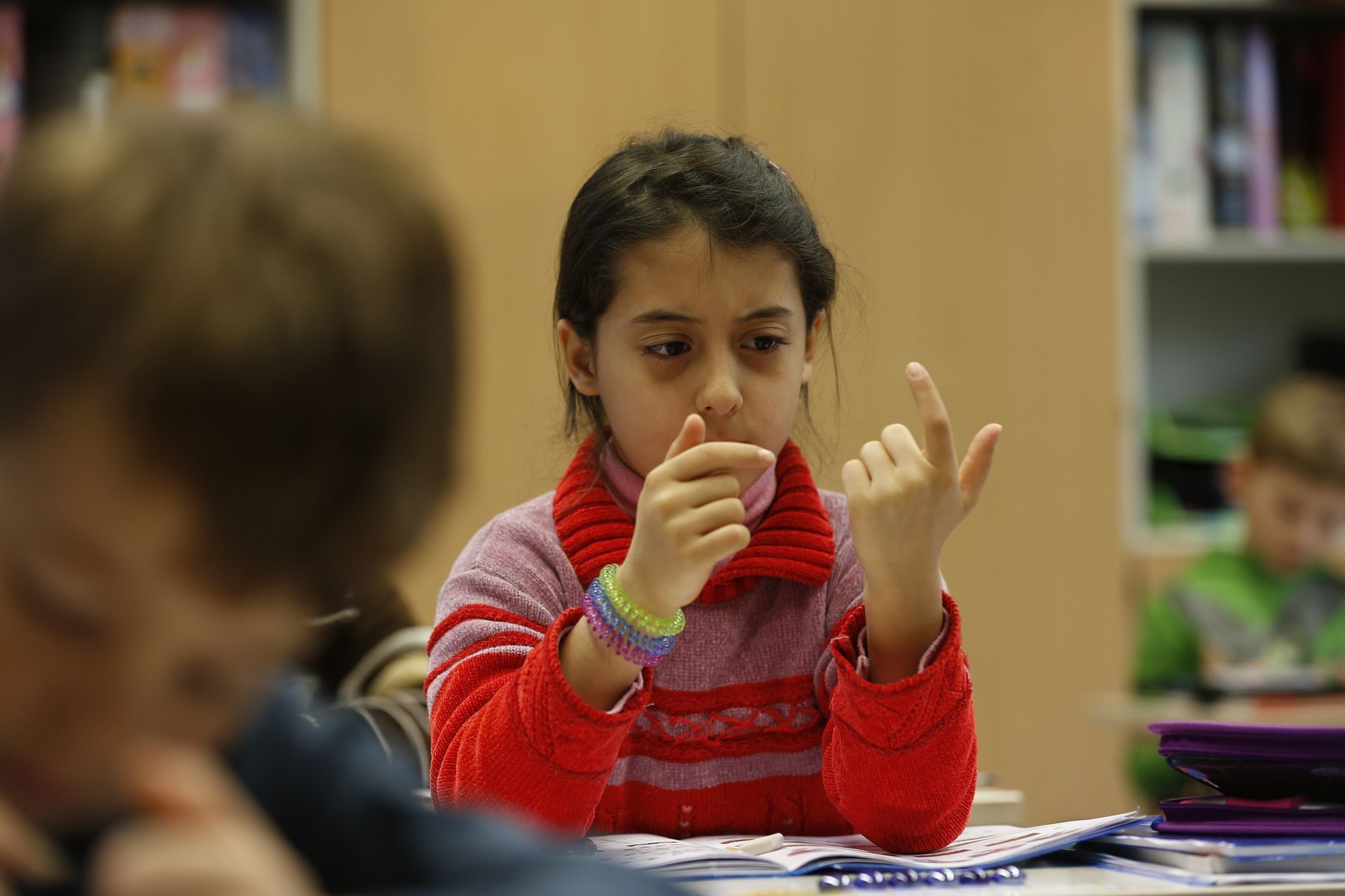 Zählen bis zehn: Rana geht in die erste Klasse der "Drei Seen Grundschule".