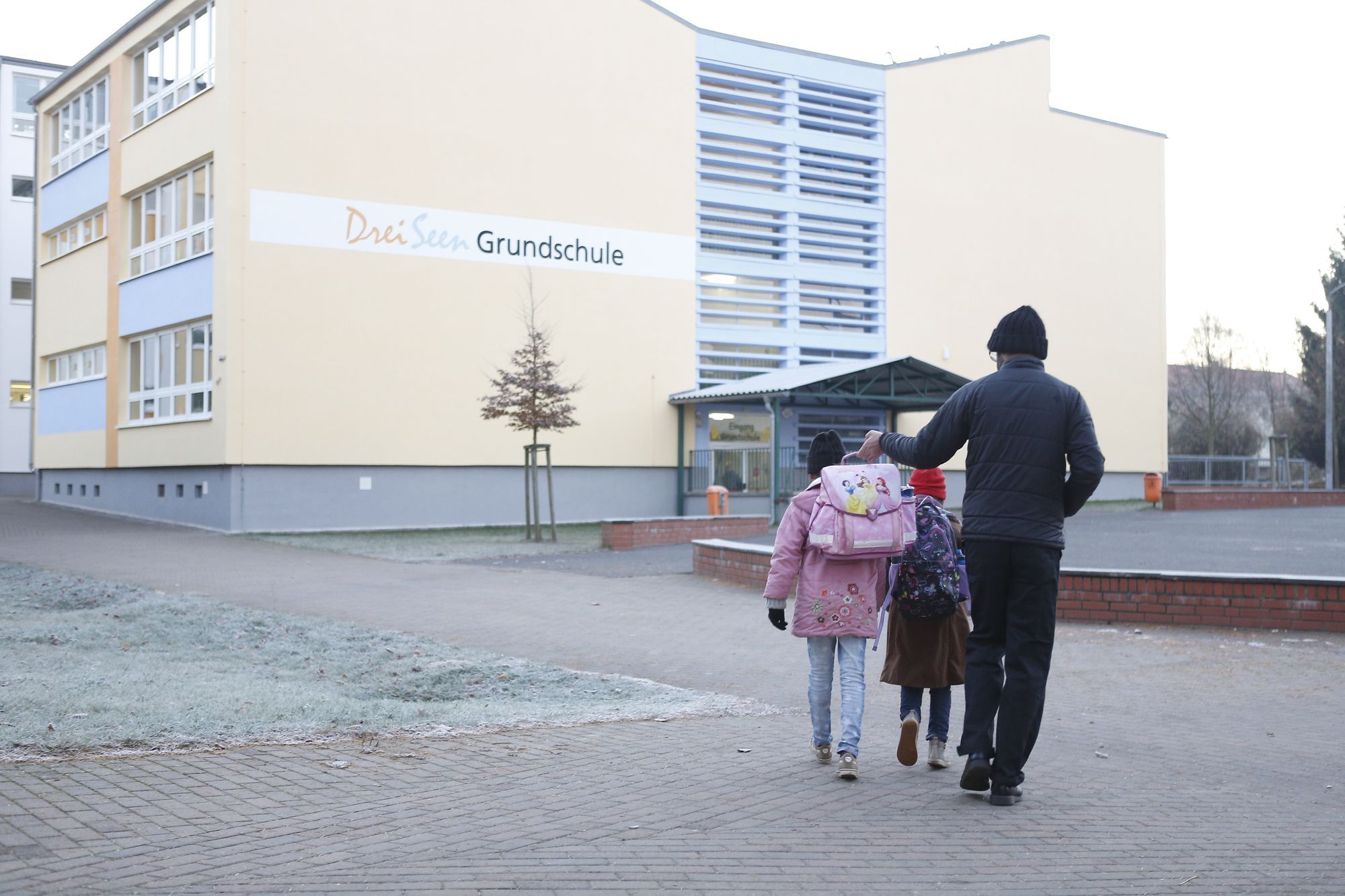Daniel Domscheit-Berg bringt die zwei oft zur Schule.