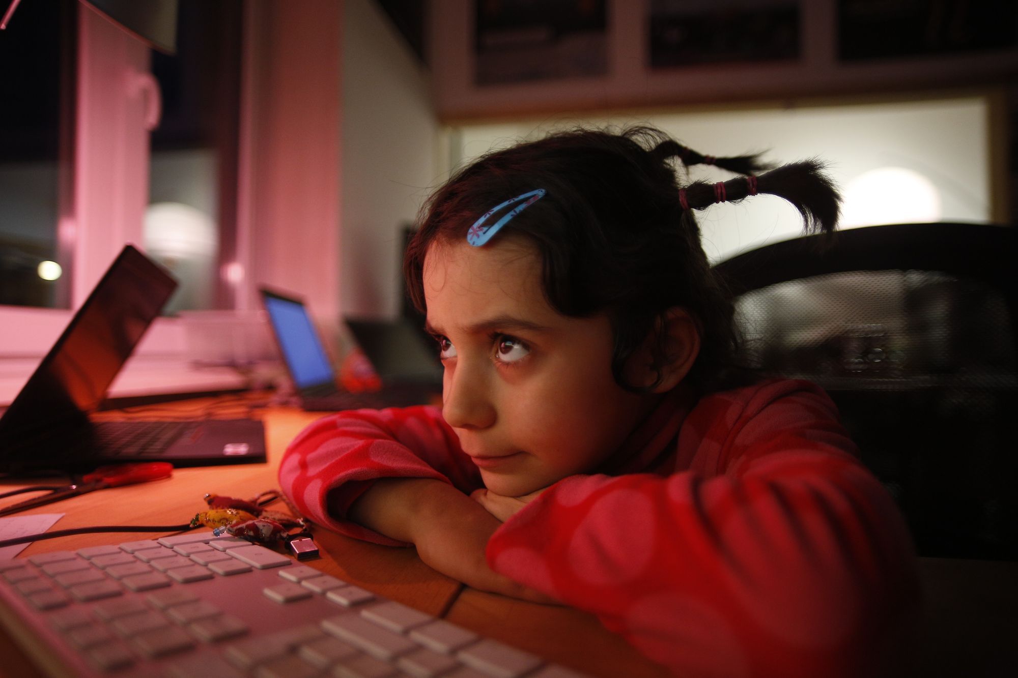 Riham guckt abends gerne die "Sendung mit der Maus". Oder "Tom und Jerry". Das gab es auch in Syrien.