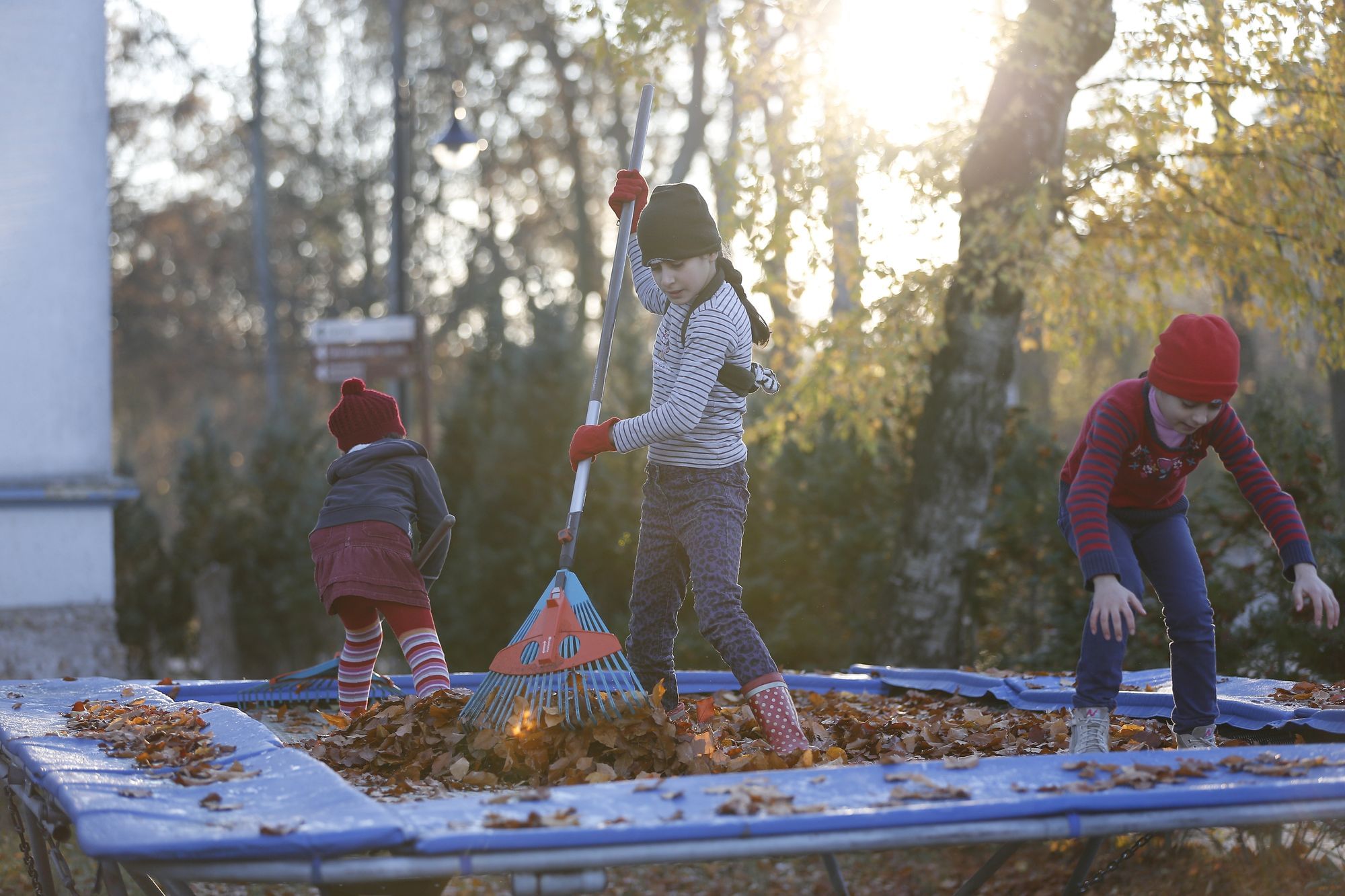 In Arbeit vertieft: Riham, Riim und Rana.