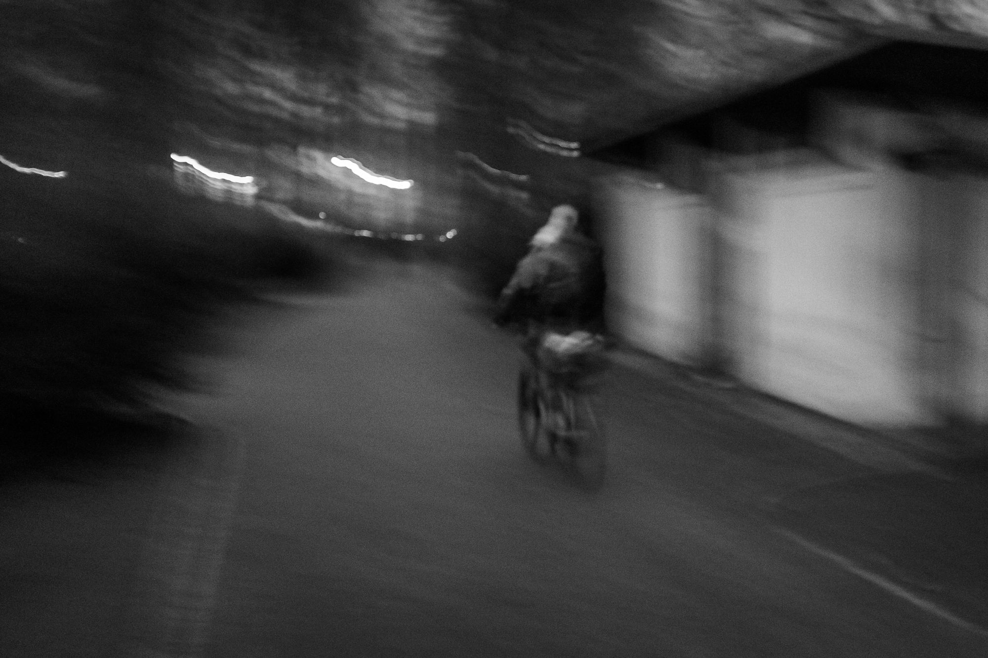 Fast so schnell wie dieser Radfahrer verschwindet auch Fahrim im Dunkeln.