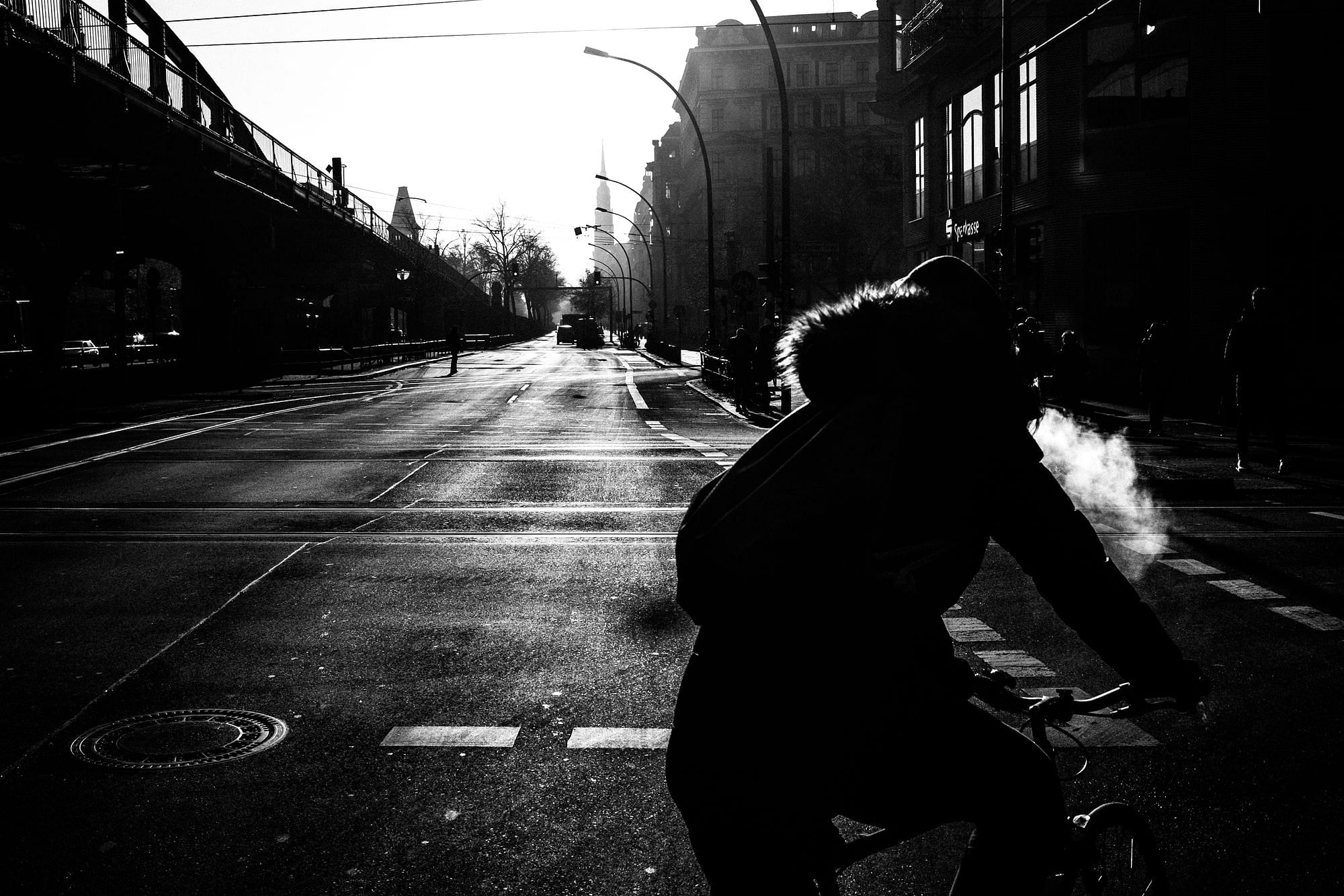 Radfahrer im Gegenlicht.