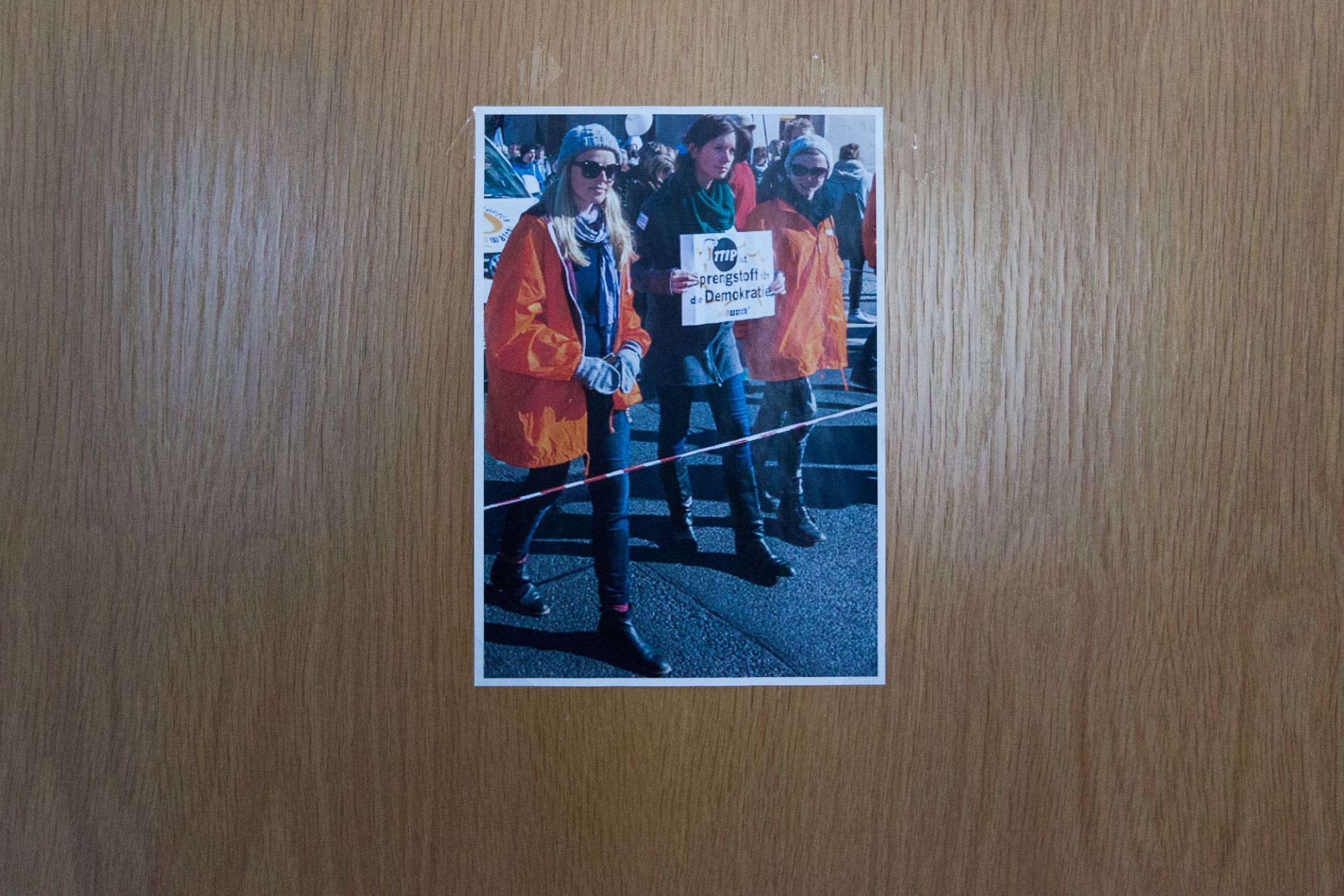 Im ganzen Foodwatch-Büro hängen an den Wänden Erinnerungen an Aktionen. Eingerahmt sind etwa auch drei Titelseiten von Zeitungen, in deren Aufmachern Foodwatch auftauchte. Selbst "Bild" war dabei.