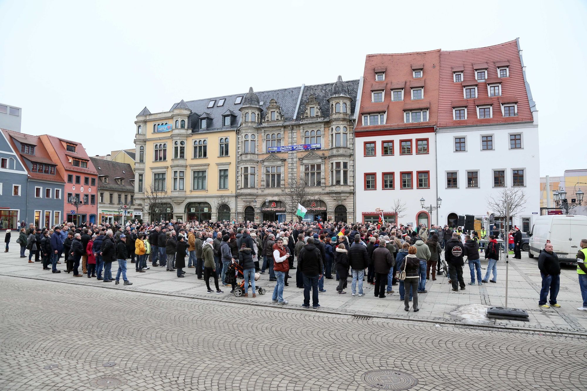 Demonstration der asylkritischen Bewegung "Bürgerforum" im März 2016 in Zwickau. Als Gastredner trat Jürgen Elsässer vom Compact-Magazin auf.