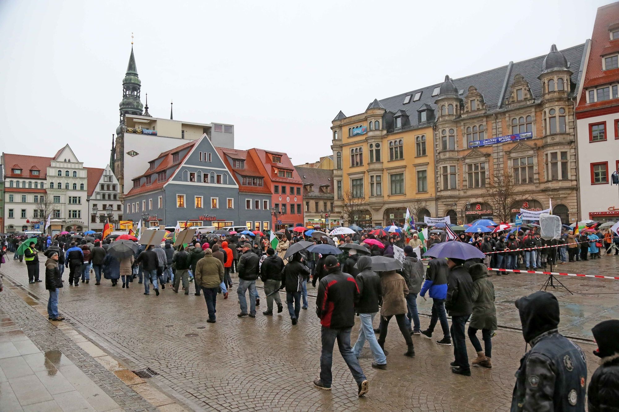 Mehrere asylkritische Bewegungen riefen im März 2016 zum Sternmarsch durch Zwickau auf, 3.000 Menschen nahmen teil, viele allerdings von außerhalb der Stadt.