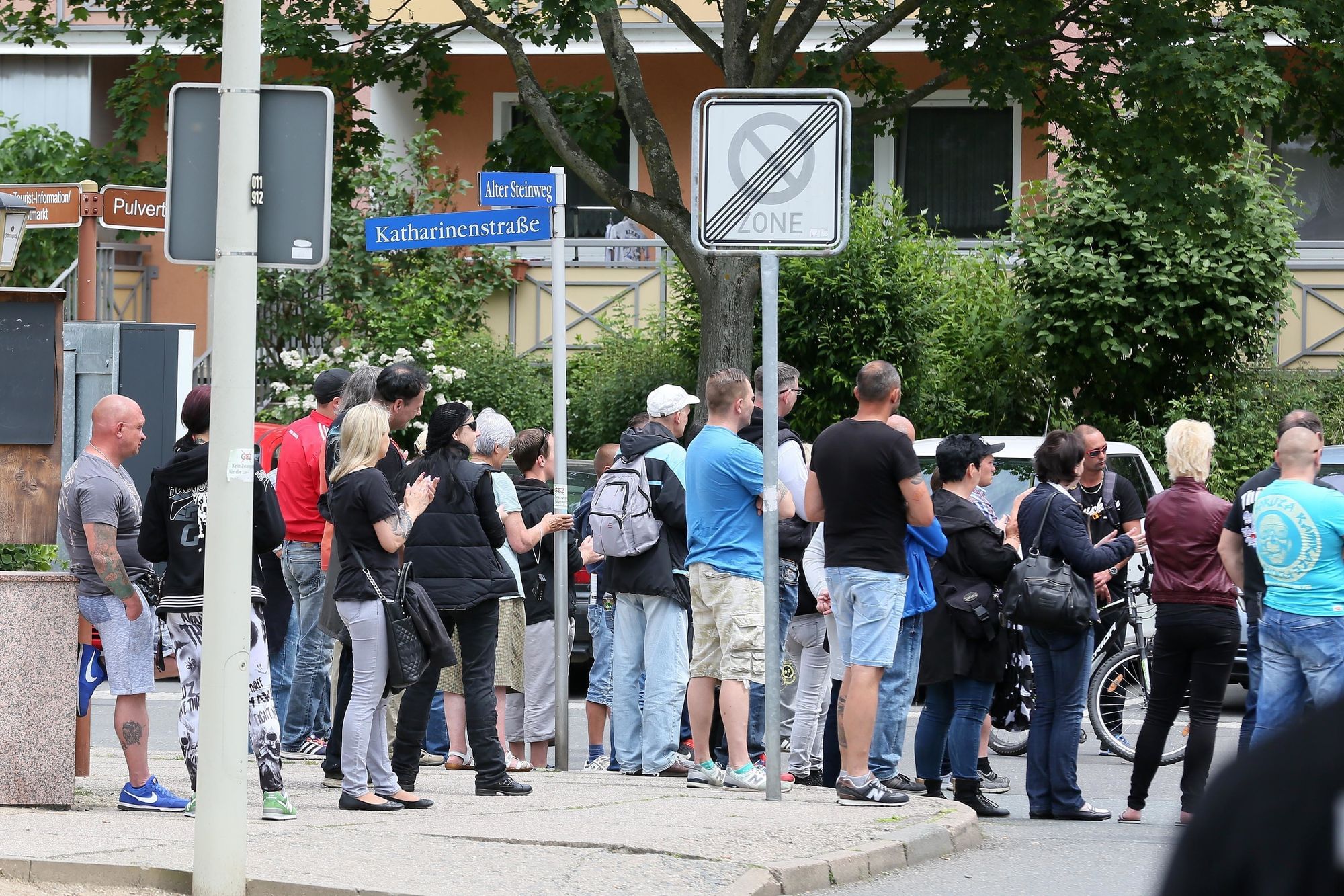 Anhänger des Thüringer Pegida-Ablegers Thügida demonstrieren in Zwickau im Juni 2016.