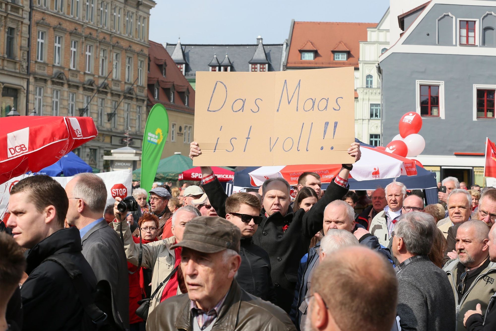 "Wir sind das Pack!" - Kurz nach Sigmar Gabriels Äußerungen über sächsische Asylgegner jagen Demonstranten bei einer Kundgebung am 1. Mai 2016 in Zwickau den Gastredner, Bundesjustizminister Heiko Maas, von der Bühne.