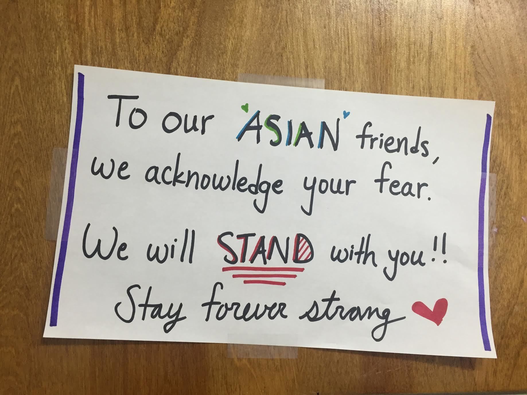 Eines von Dutzenden Schildern, das an der Community School Kindern mit Sorgen wegen Trump helfen soll