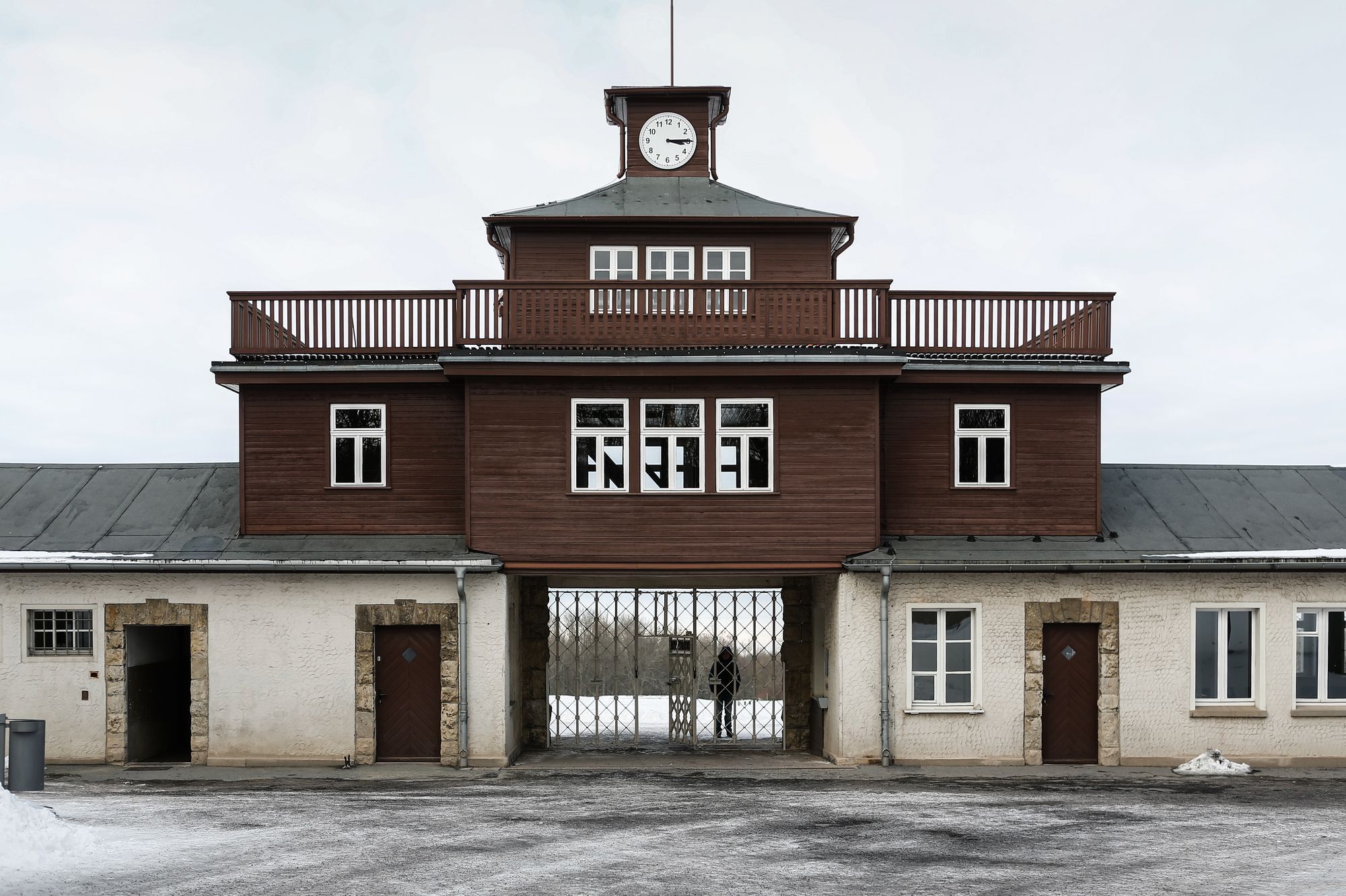 Das Eingangstor zum KZ Buchenwald. Weltberühmt wurde der zynische Spruch auf dem schmiedeeisernen Tor "Jedem das Seine".