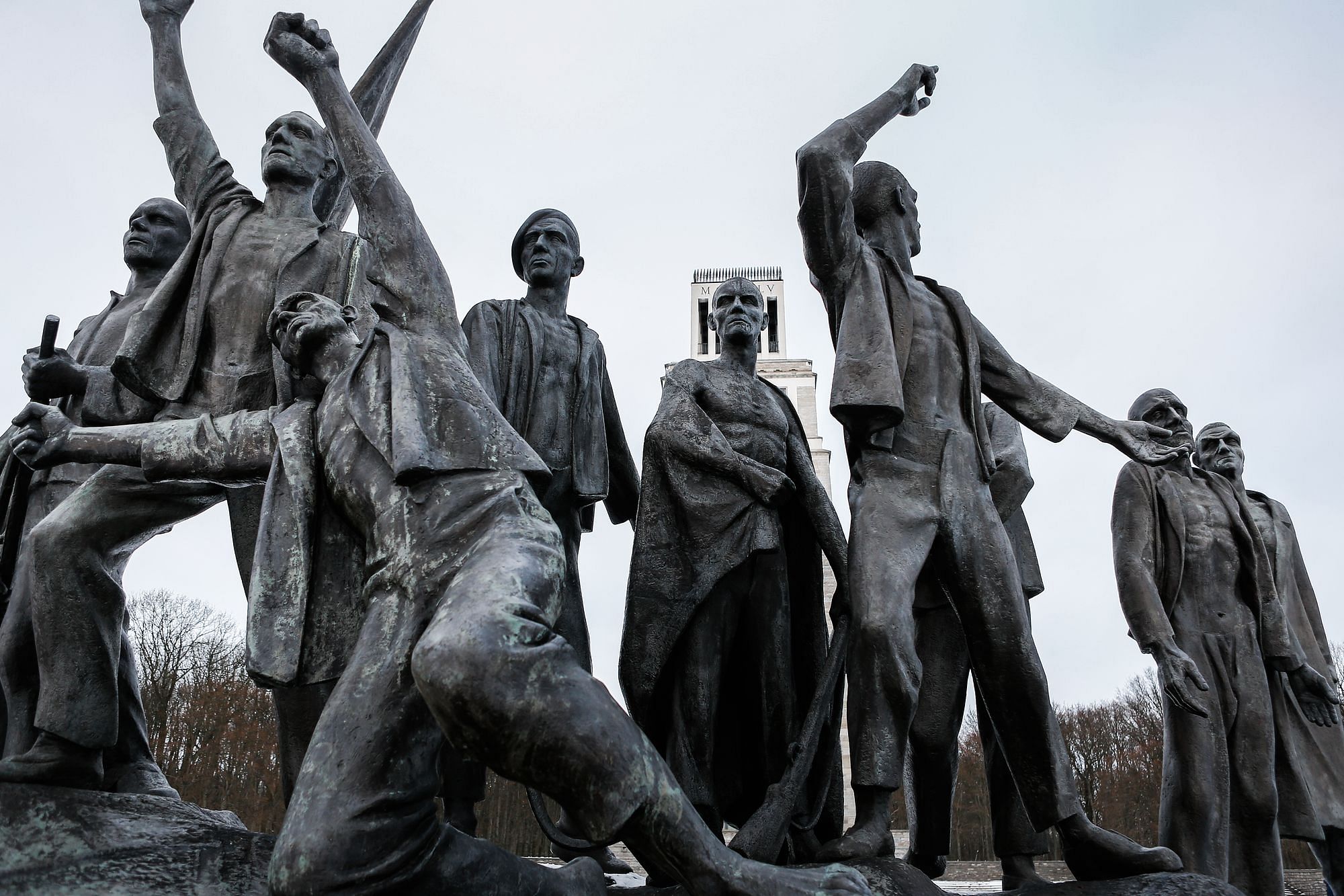 Diese Figurengruppe entwarf der Bildhauer Fritz Cremer. Sie ist Teil einer Gedenkstätte, die in der DDR entworfen wurde.